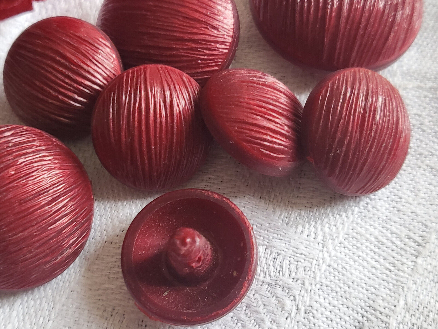 Lot 8 boutons vintage effet coquille lie de vin panaché 1,7 à 2,7 cm ref 2787