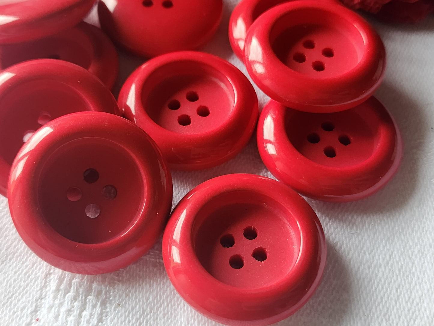 Lot 6 gros boutons vintage rouge 2,5 cm épais trous ref 4815