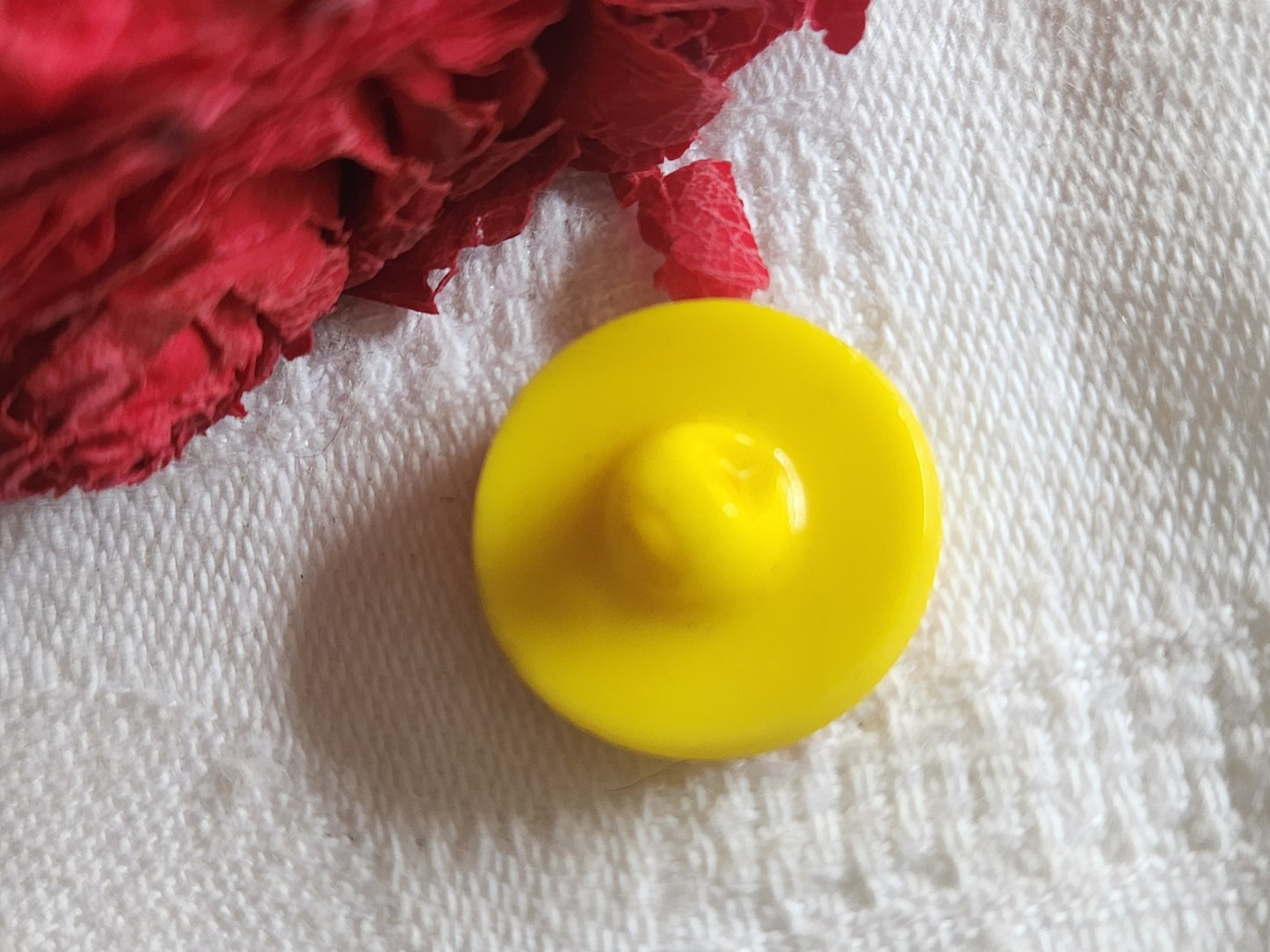 Bouton vintage en verre jaune peint 1,8 cm G7Q