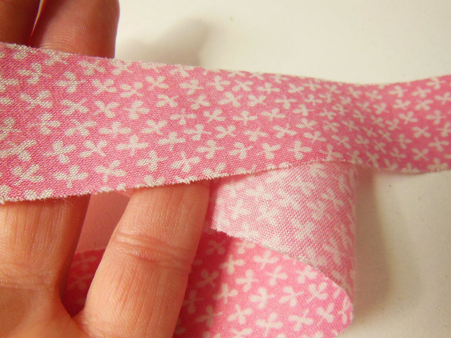 Biais galon vintage rose motif fleur blanche shabby 5 mètres 3 cm ruban A4