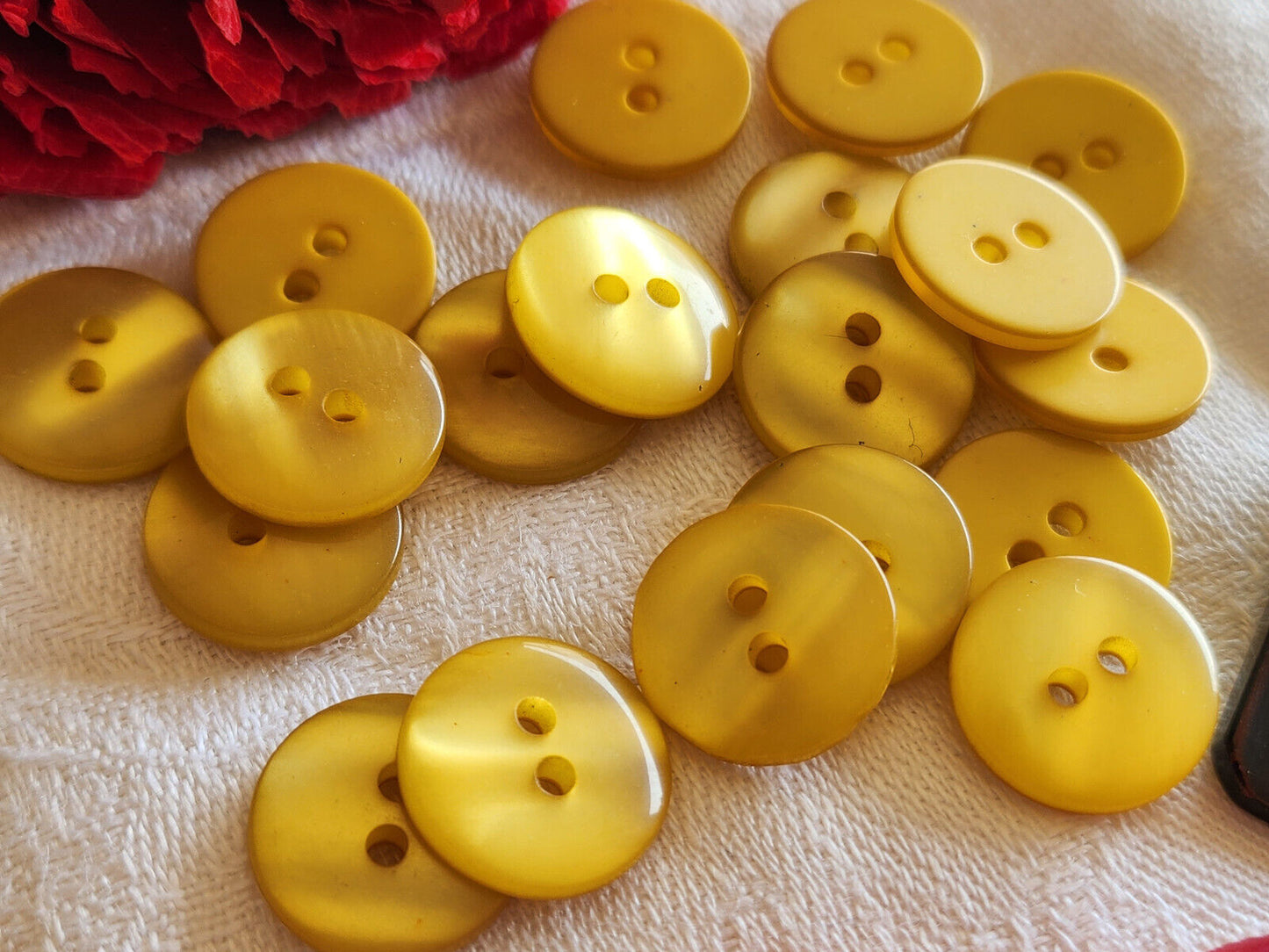 Lot 17 boutons vintage jaune style iminacre 1,5 cm ref 3074