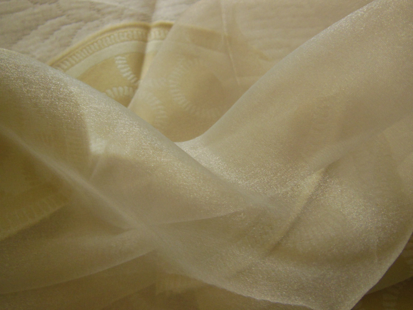 Coupon tissu superbe voilage gros rond 97 cm sur 90 cm B3