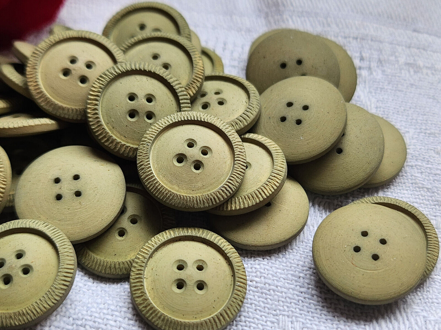 Lot 32 boutons vintage teinte à definir mat ocre trous 1,5 cm ref 5917