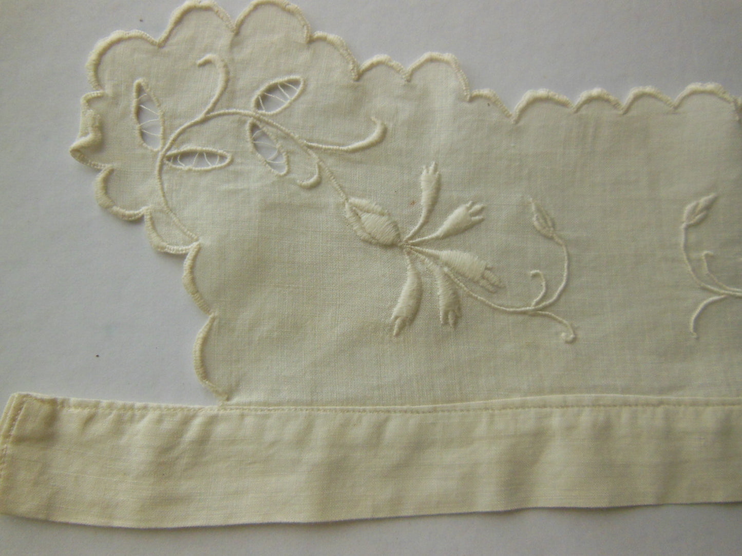 Petit col ancien bébé? emmanchure? broderie fleur plumetis TT1-28