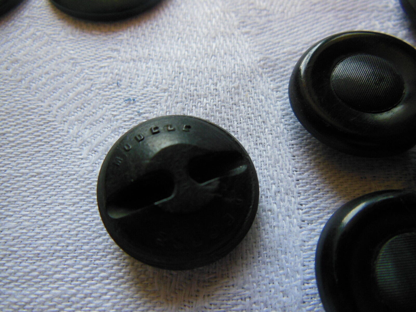 Lot 6 anciens boutons noir 19001920 à pied diamètre 1,9 cm ref 2125