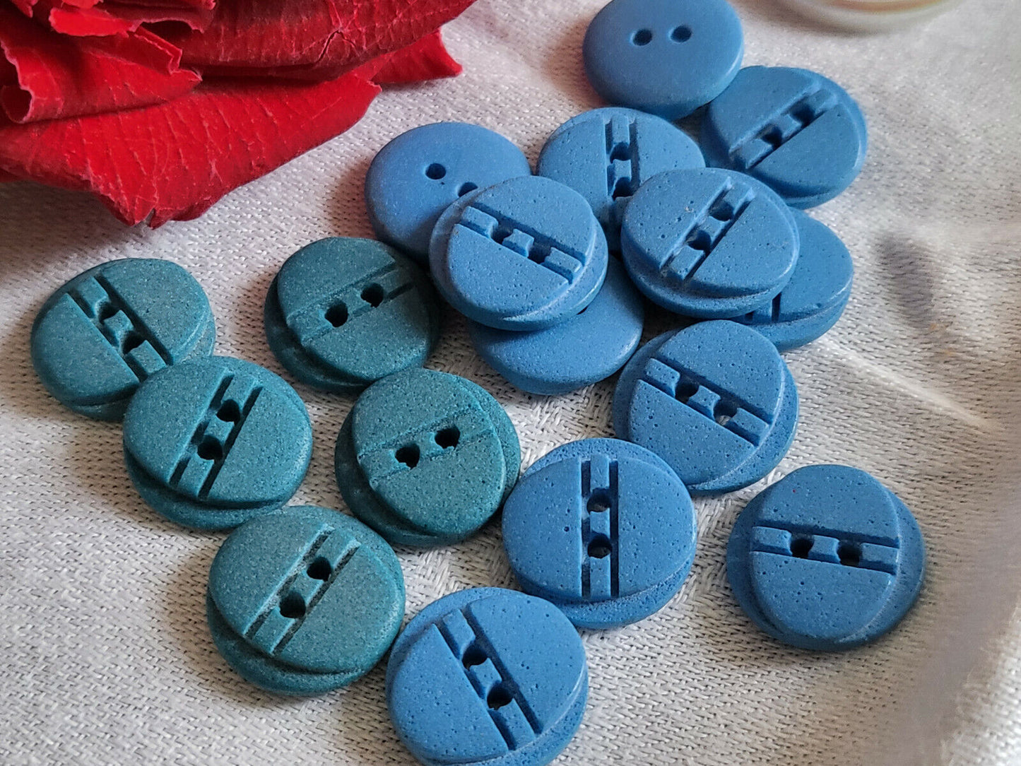 Lot 15 Boutons vintage bleu poreux 2 séries 1,4 cm panaché ref 2264