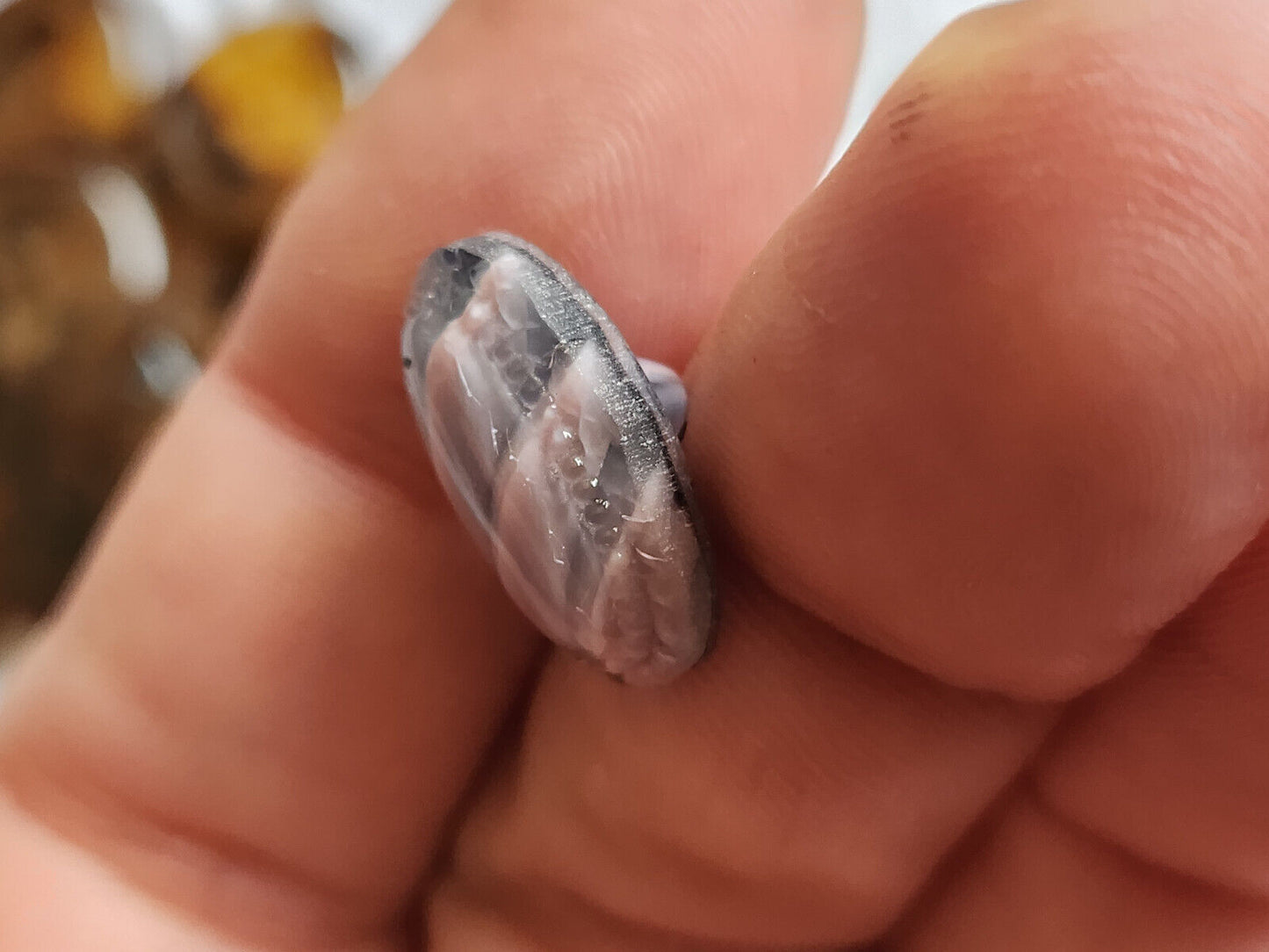 Bouton ancien en verre gris violet étroit collection 1,1 sur 1,7 cm D15B