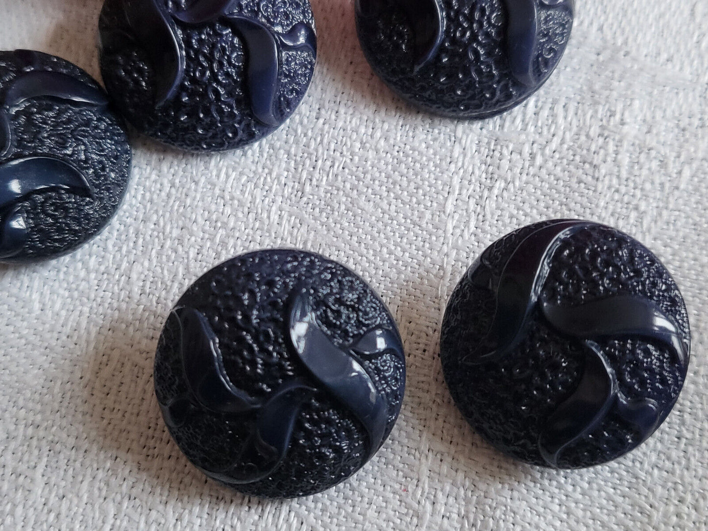 Lot 5 boutons anciens en verre bleu foncé motif feuillage 1,7 cm ref 3035