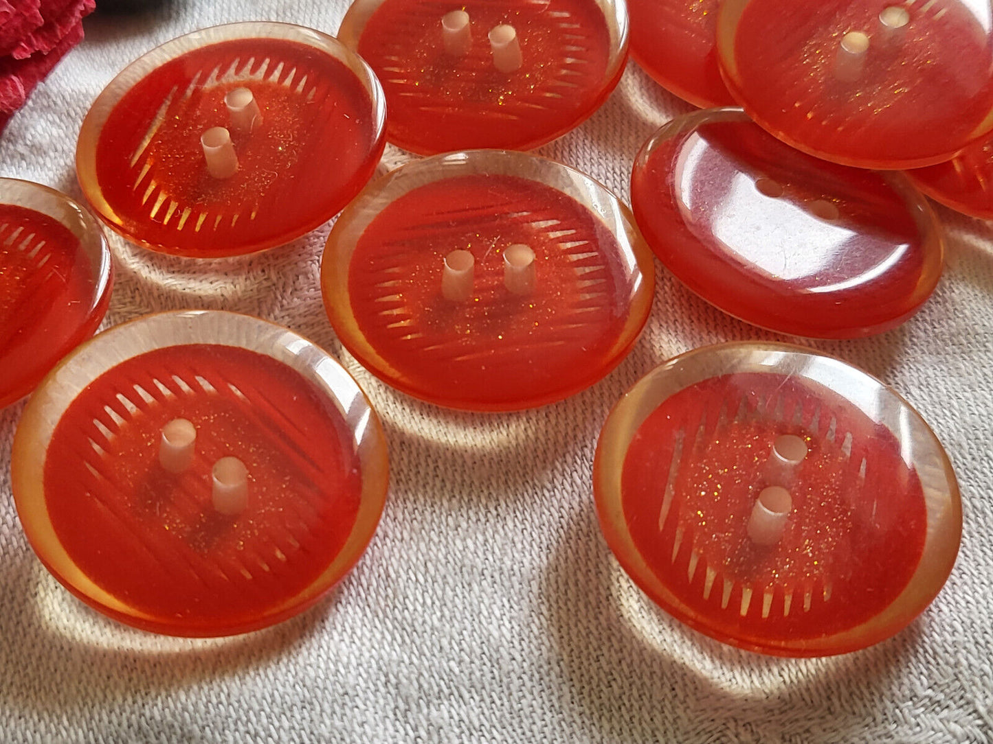 Lot 5 gros boutons vintage épais inclusion rouge doré à trous 2,8 cm ref 1387
