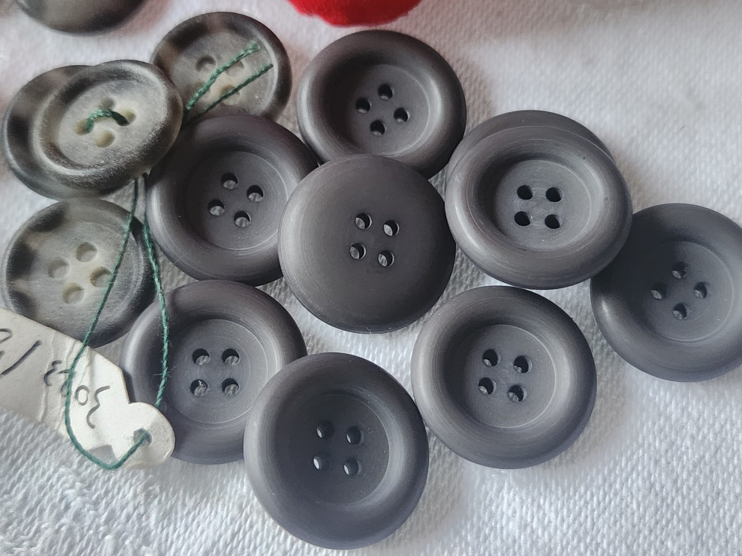 Lot 21 boutons vintage 3 séries tons gris 1,5 à 1,,8 cm ref 1035