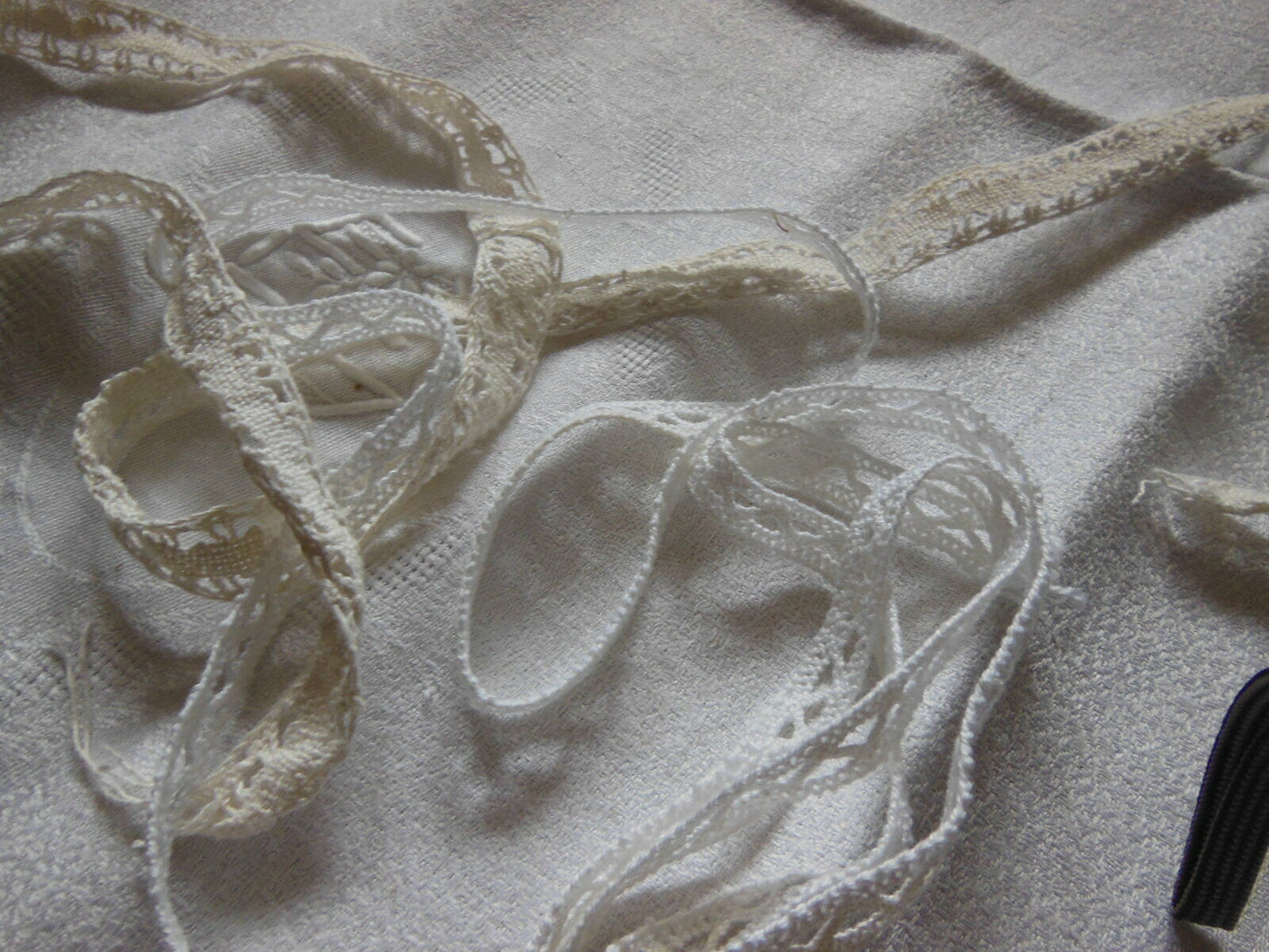 Duo petits coupons de dentelle ancienne 90 cm et 1 mètre 20 T15-37