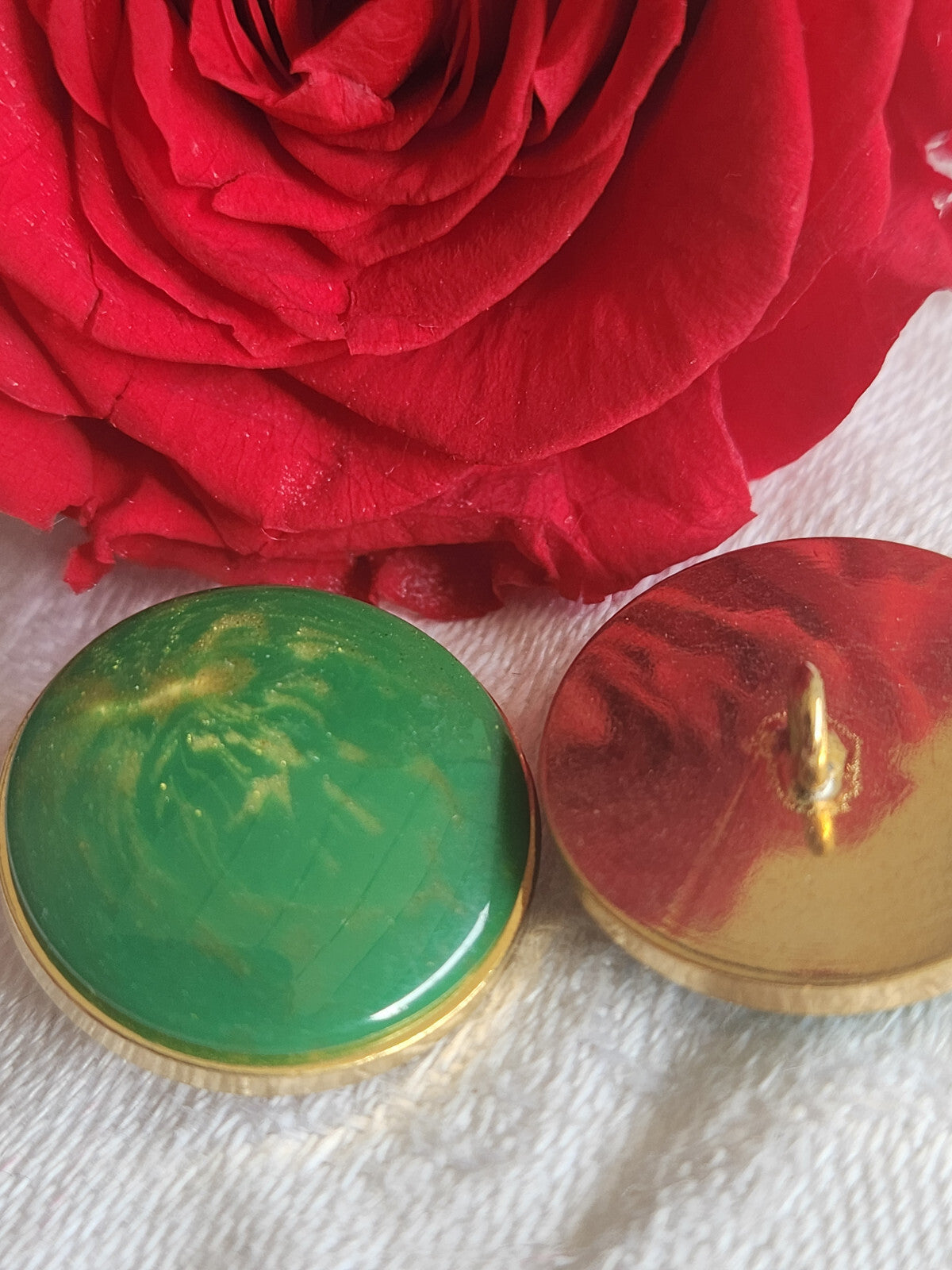 Duo superbes boutons vintage en métal vert doré pied 2 cm ref 1127