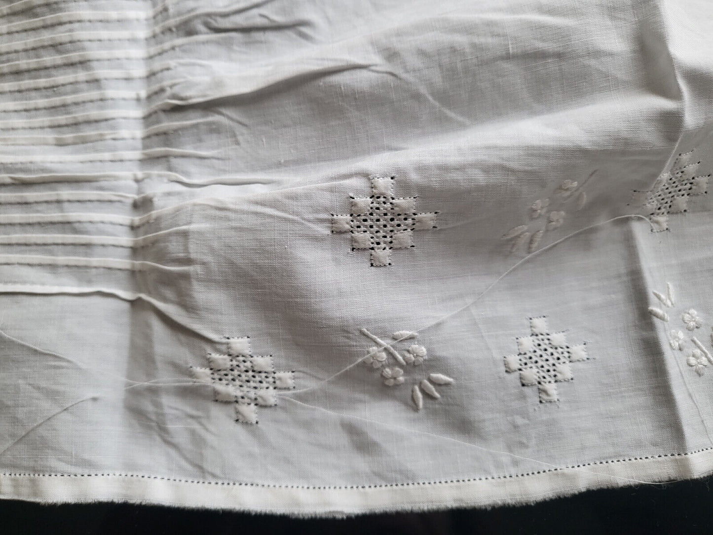 Broderie ancienne partie de plastron chemisier pour création broderie T6