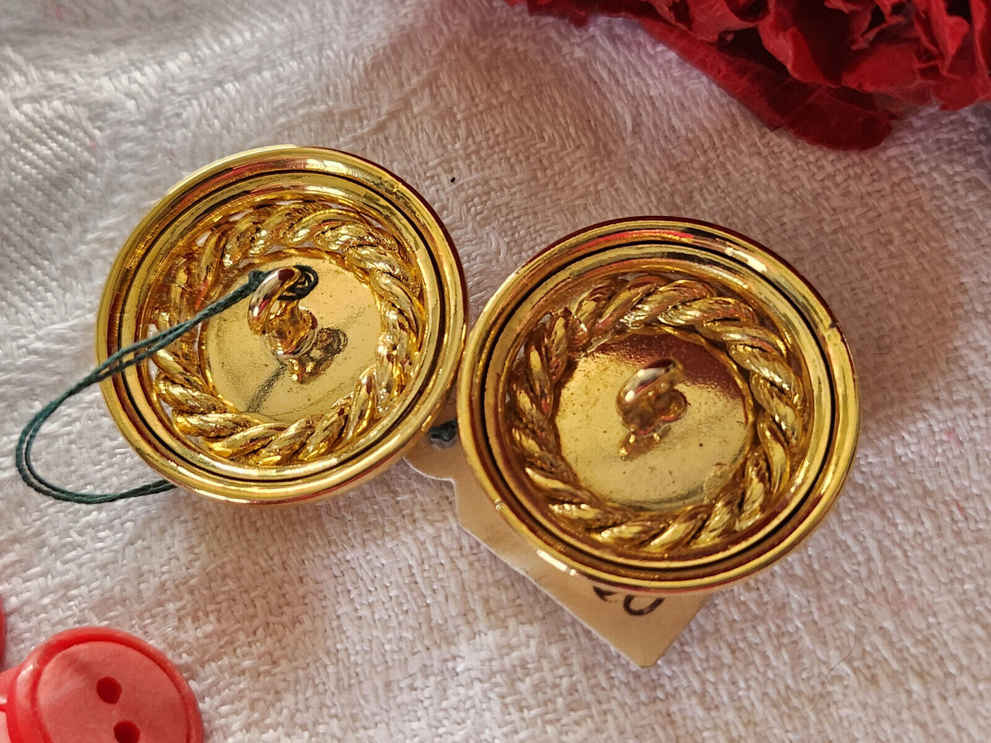 Duo gros boutons vintage en métal doré coeur noir lourd 2,5 cm ref 2743
