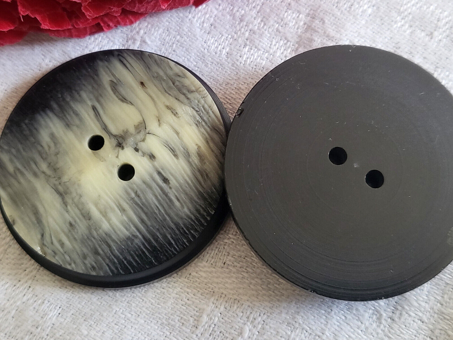 Duo gros boutons anciens relief crème noir texturé diamètre: 3,6 cm ref 2333