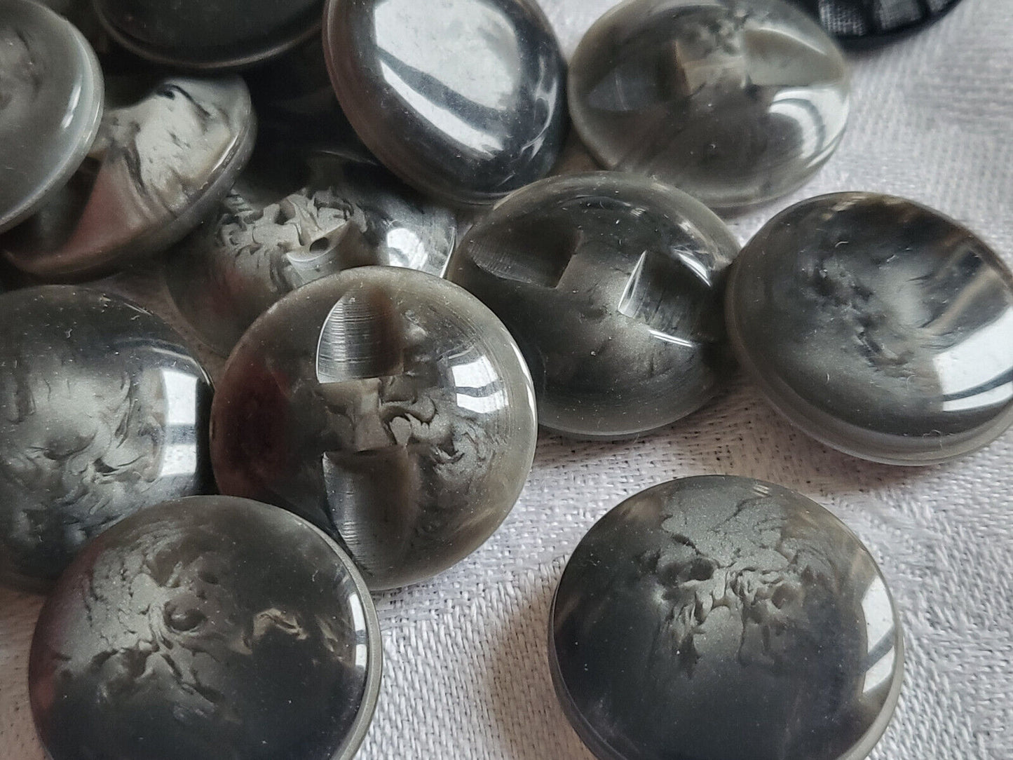 Lot 6 jolis boutons vintage gris foncé transparent veiné pied 2,2 cm ref 1863