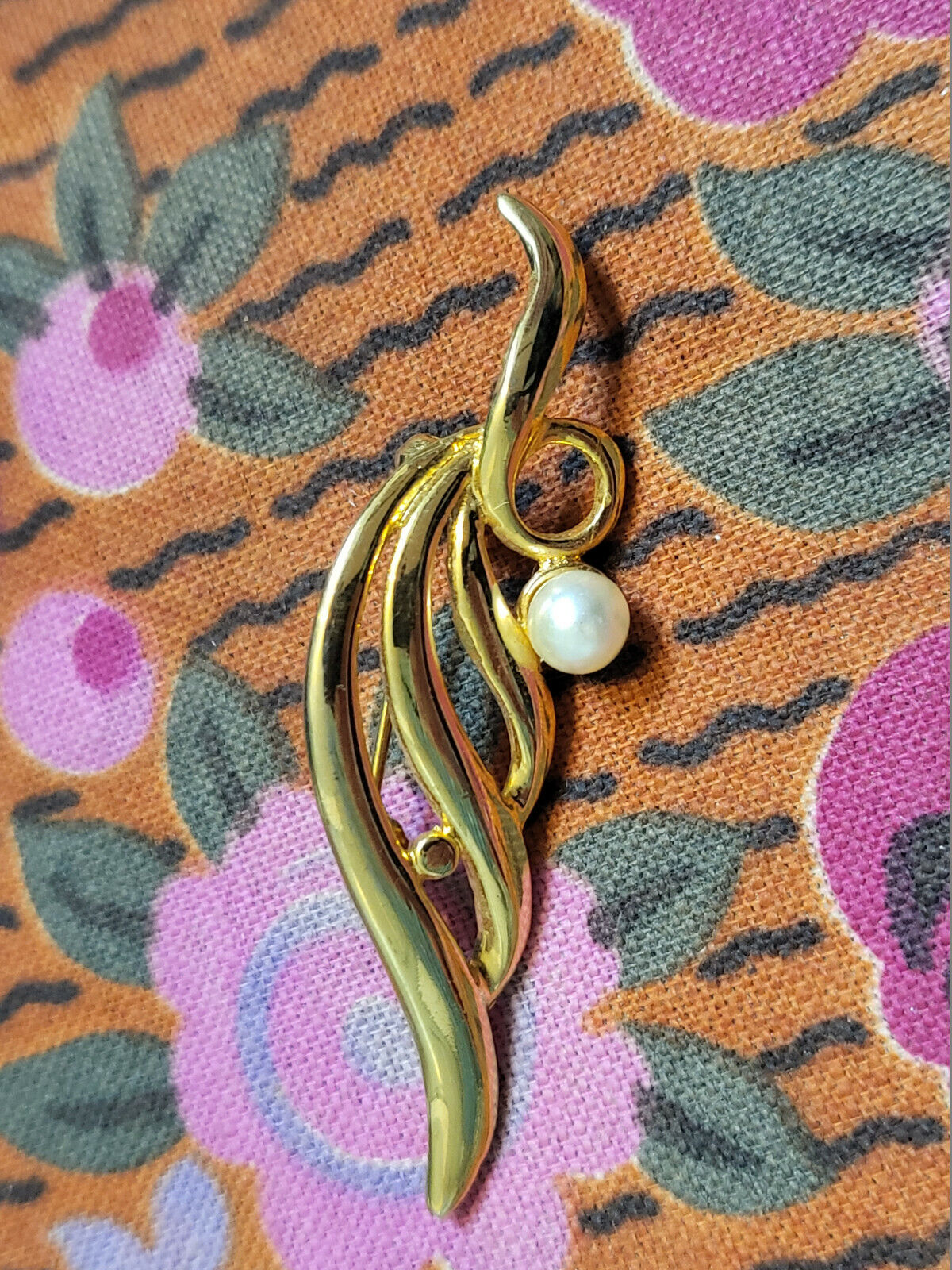Broche métal doré ornement perle nacré 5,2 sur 1,3 cm