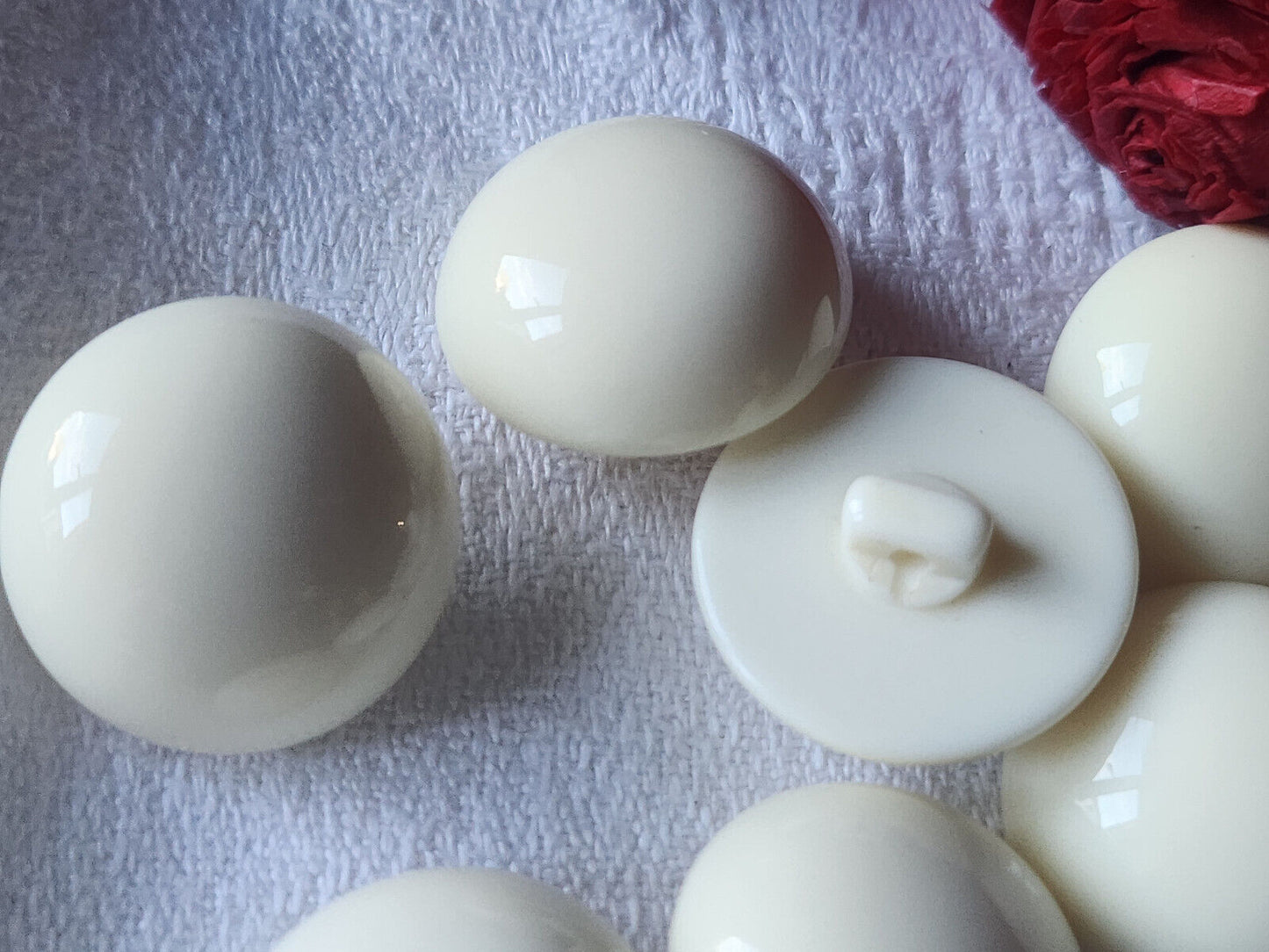 Lot 6 boutons vintage bombé lisse crème à pied 2,2 cm ref 2387