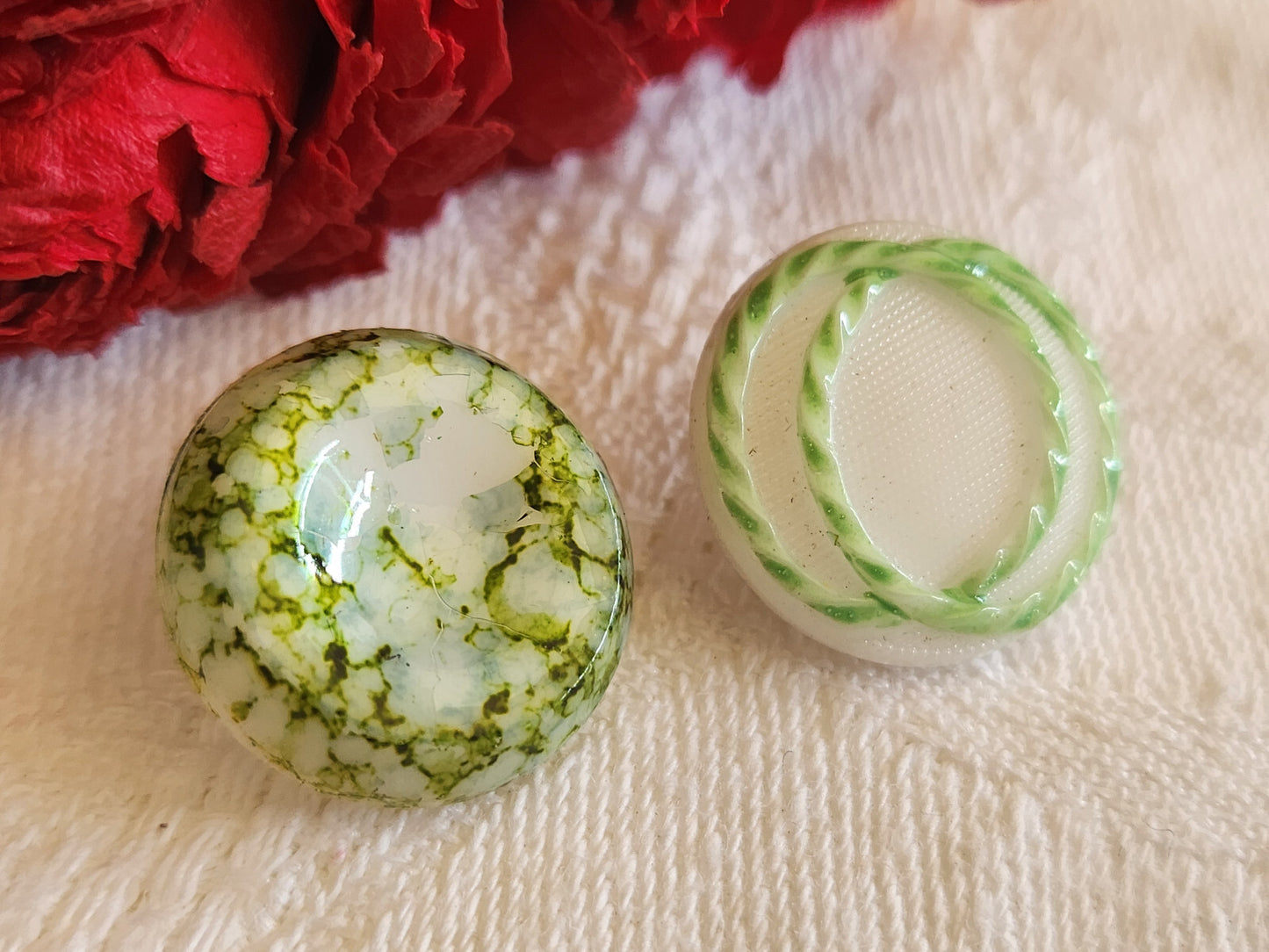 Duo boutons vintage en verre motif vert 1,7 cm D15A