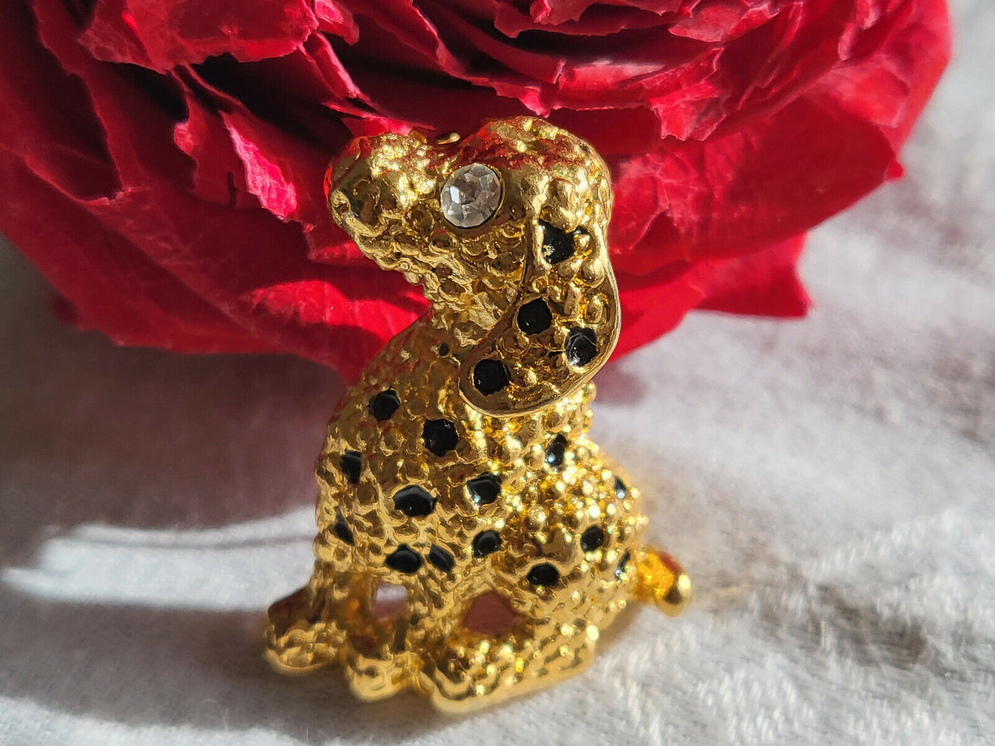 Broche métal doré doré tacheté noir yeux strass volume 3,3 sur 2,4 cm