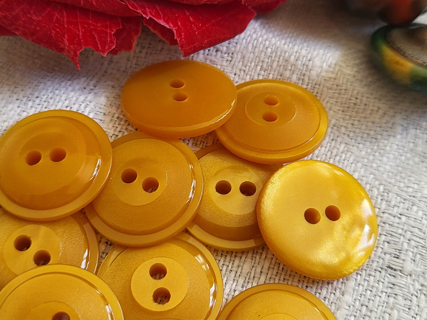 Lot 12 boutons vintage jaune/camel diamètre 1,5 cm ref 2525