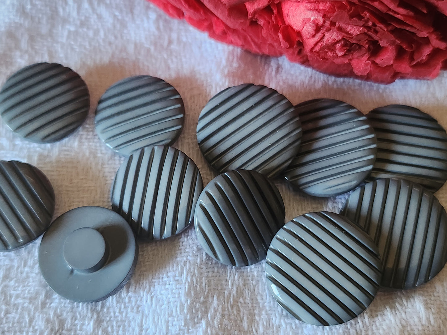 Lot 11 boutons vintage gris strié panaché pied 1,5 et 1,7 cm ref 5480