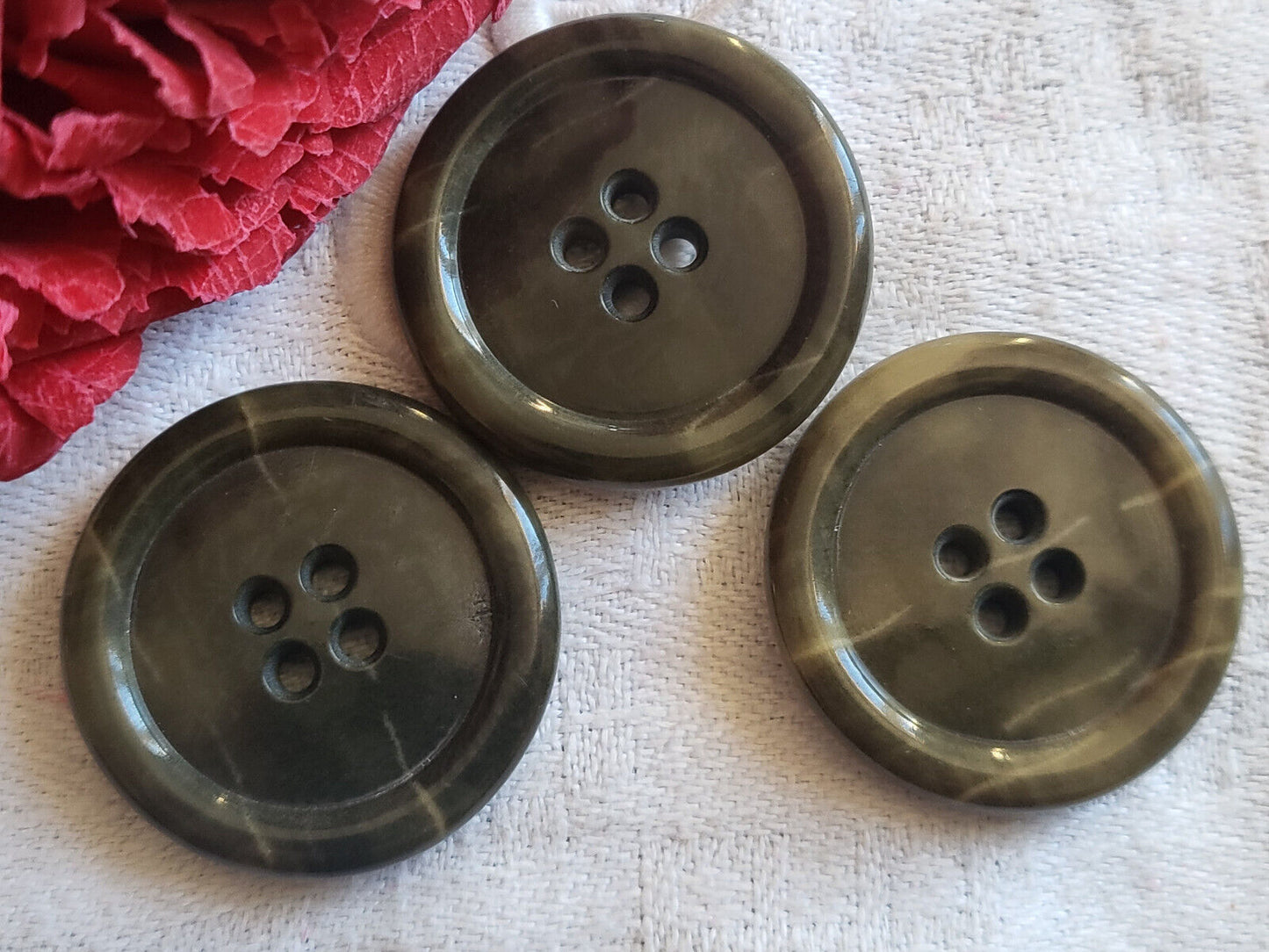 Trio gros boutons anciens en corozo travaillé vert diamètre 2,7 cm G9R
