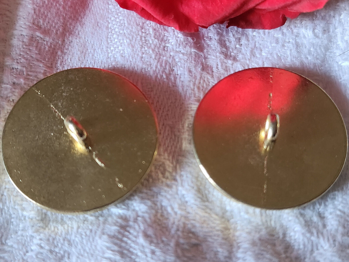 Duo boutons vintage en métal doré rouge à pied 2,5 cm D12D