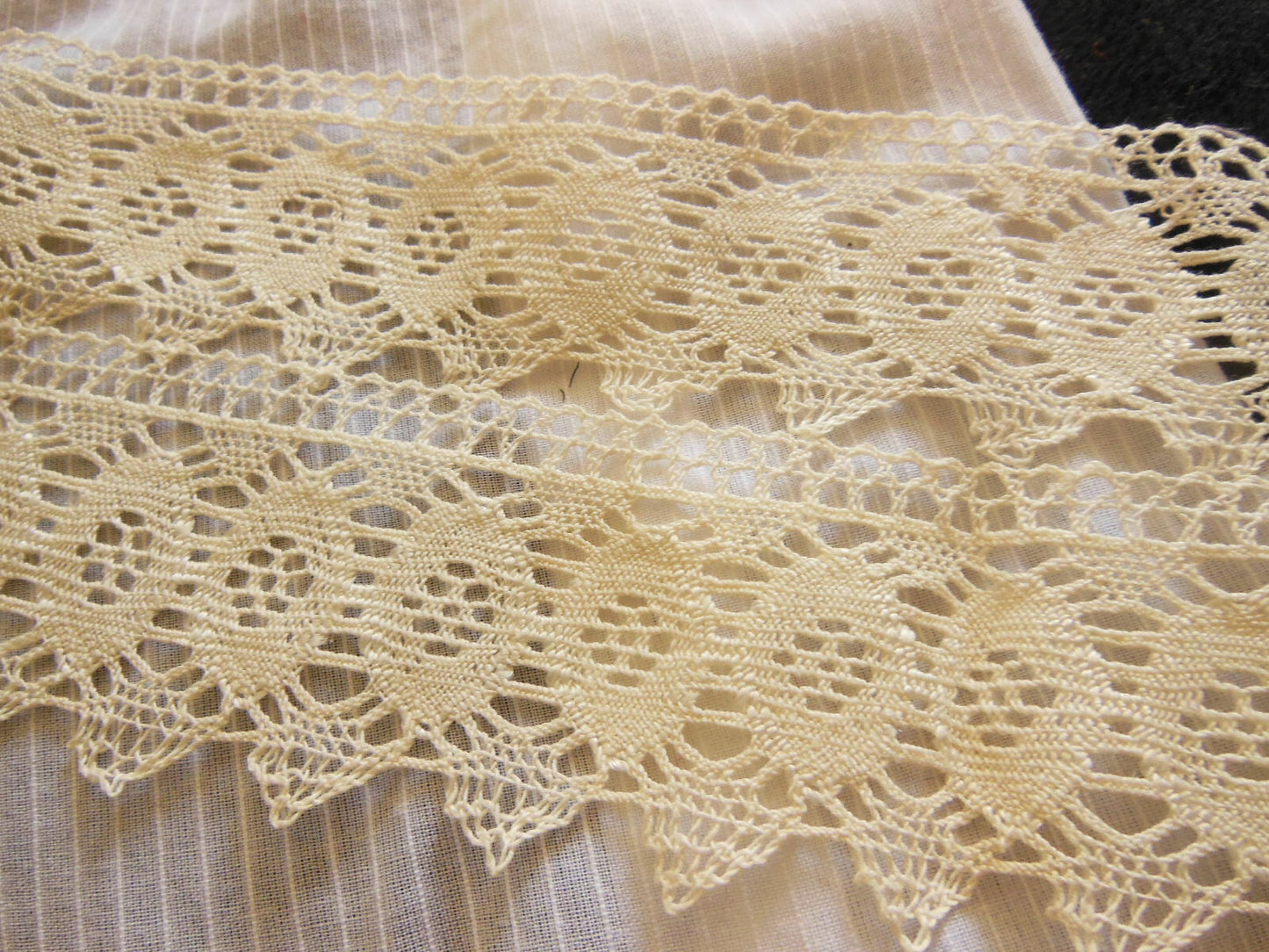 Duo dentelles anciennes crochet rehaussé de fil lumineux T1-9