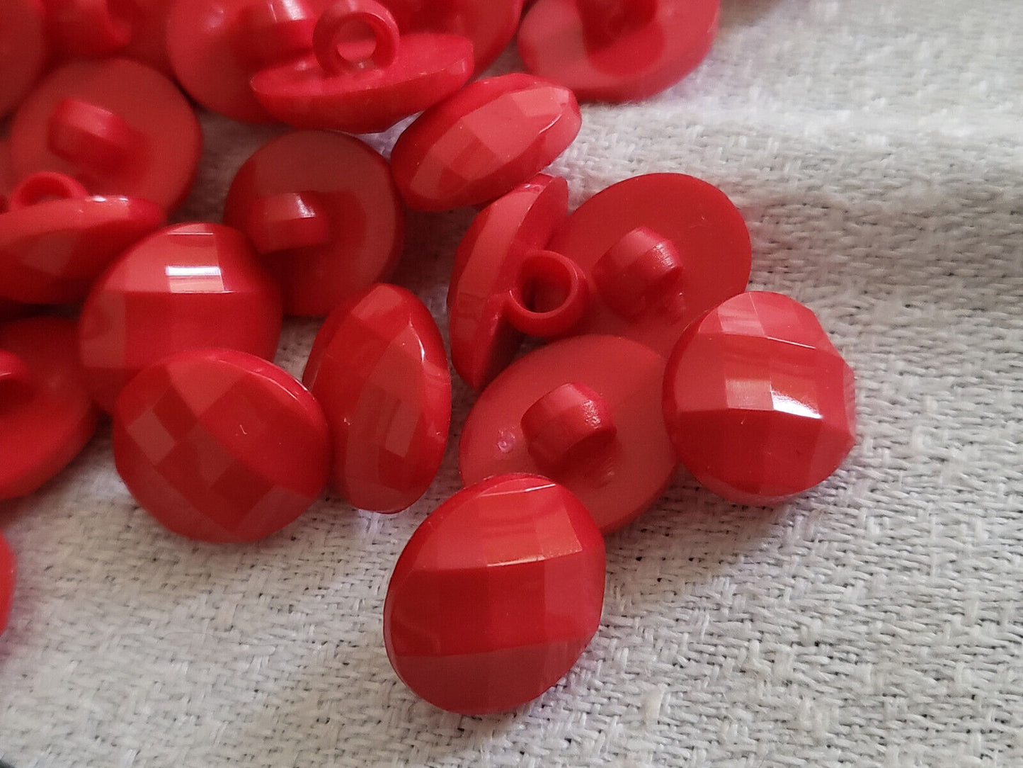 Lot 18 boutons année 80/90 rose ovale facette pied 1 sur 1,2 cm ref 1531
