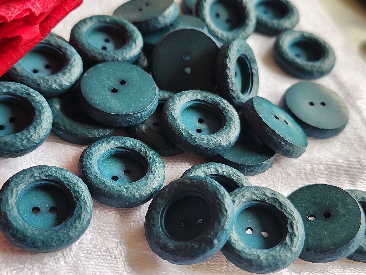 Lot 17 boutons vintage bleu canard mat travaillé diamètre 1,7 cm ref 5985