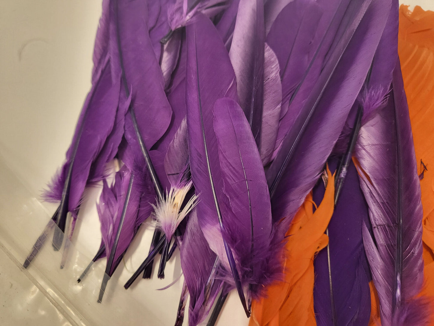Lot d environ 80 plumes vintage violet orange chapeau modiste N°17 B6