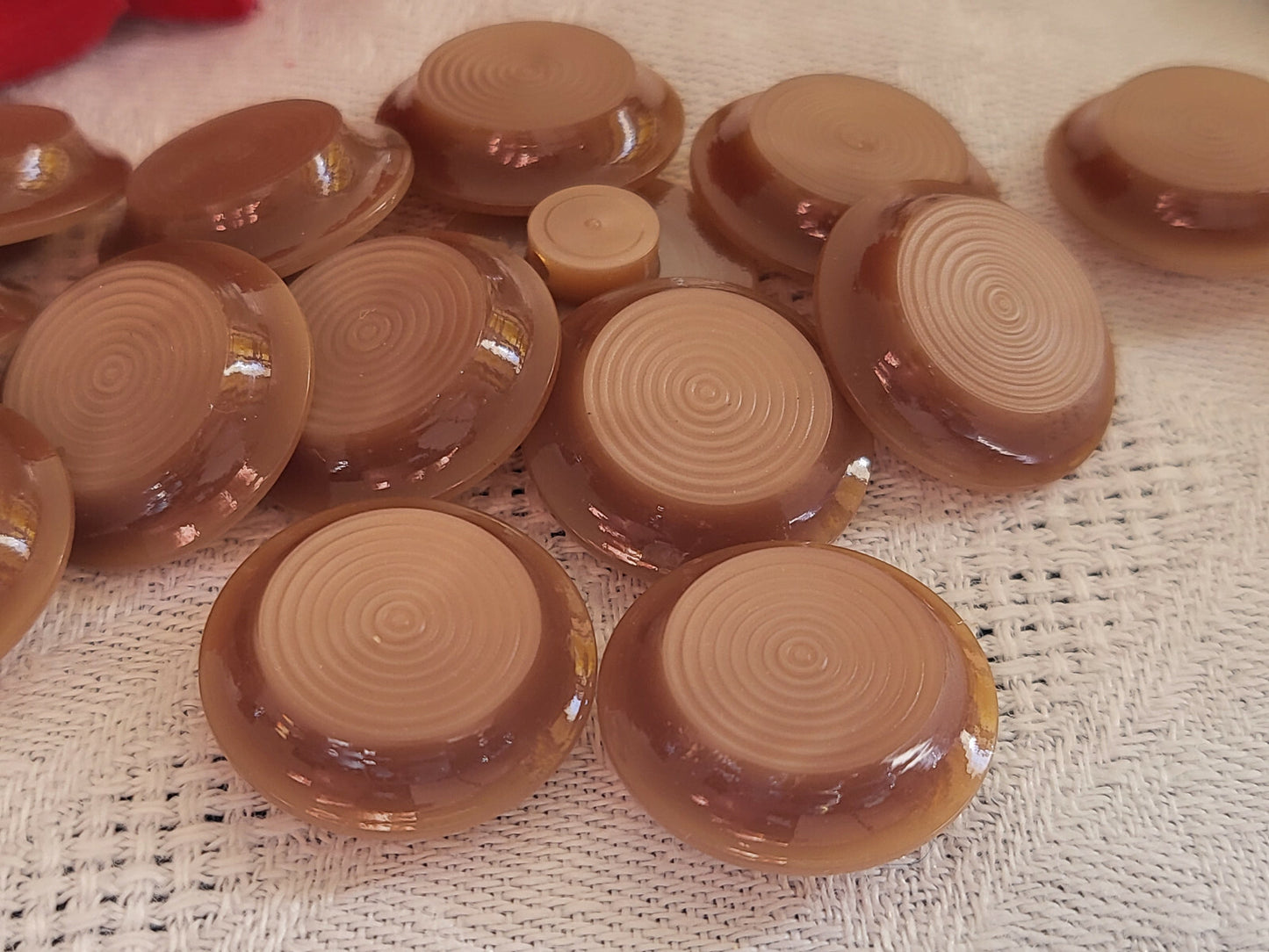 Lot 15 boutons marron spirale lumineux à pied diamètre:1,7 cm ref 5110 vintage