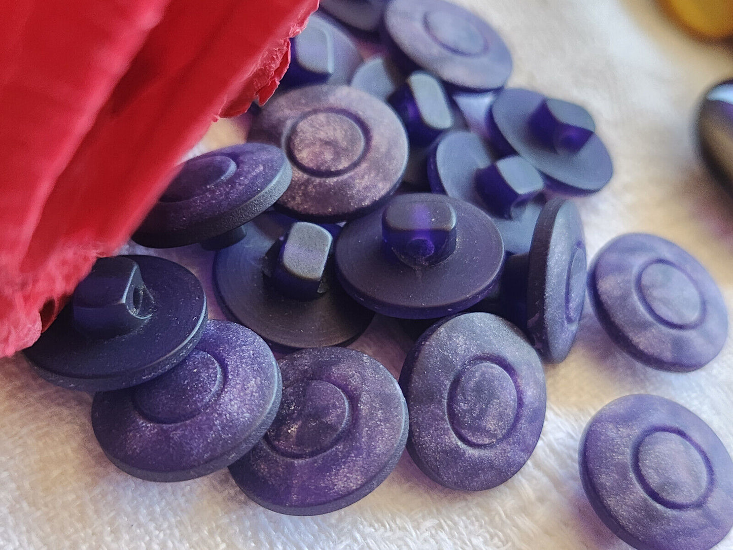 Lot 16 boutons vintage violet lumineux à pied diamètre 1,4 cm ref 5072