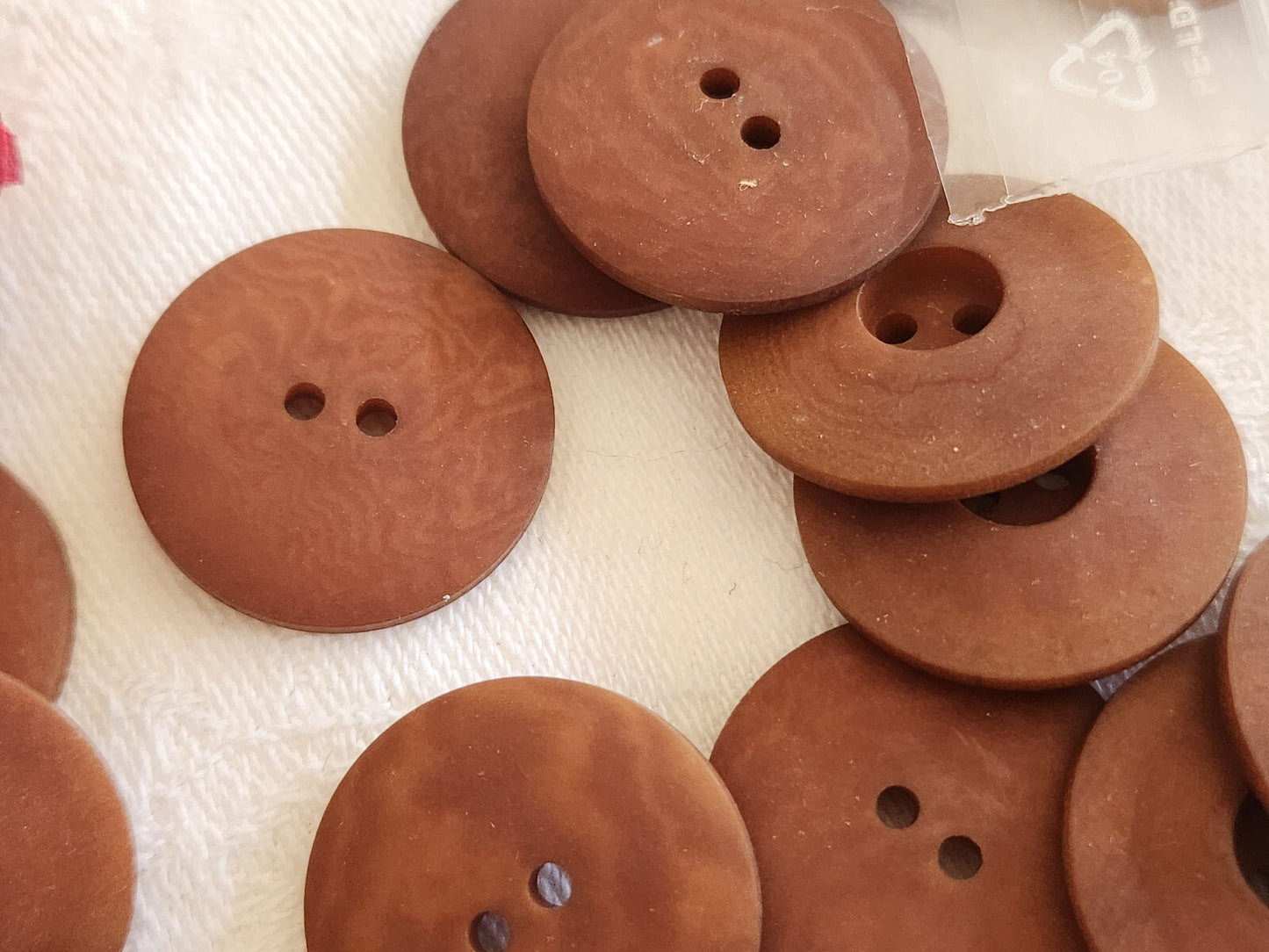 Lot 12 boutons en corozo marron mat couture mercerie 2,2 cm ref 829