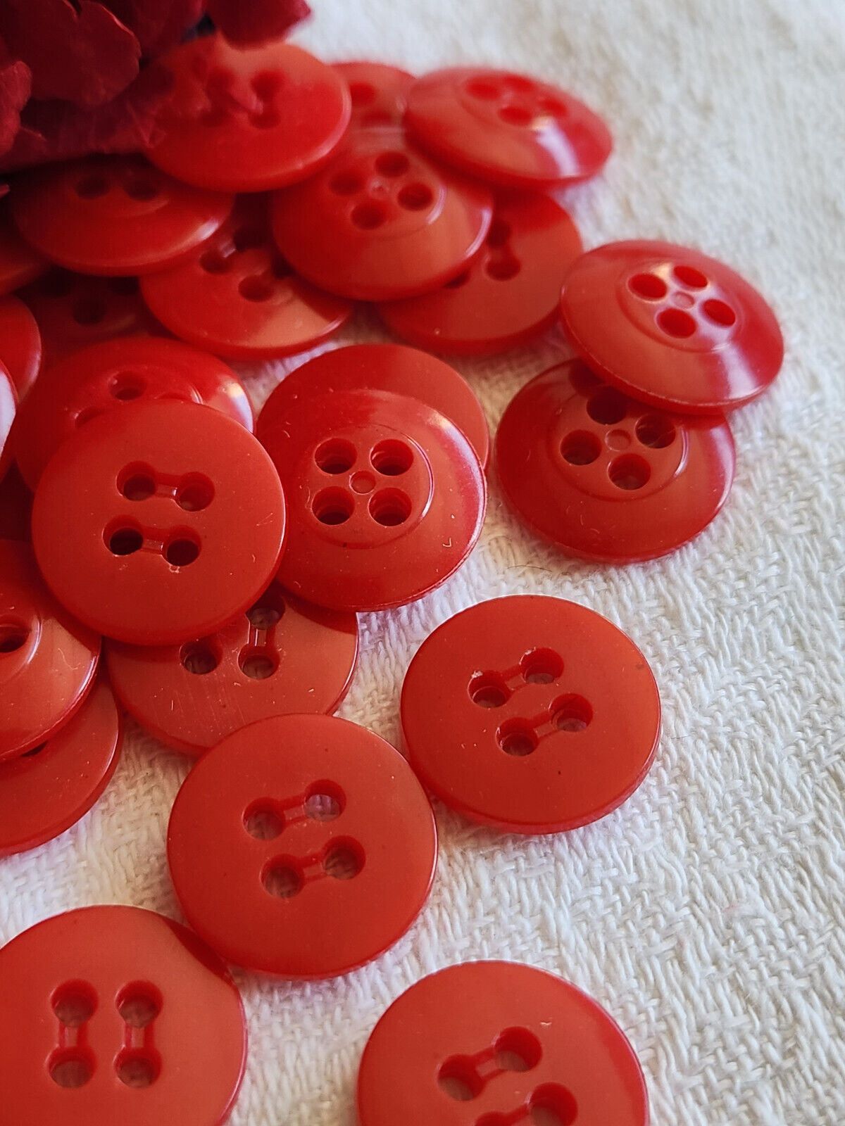 Lot 50 petits boutons vintage rouge 1,4 cm trous ref TA