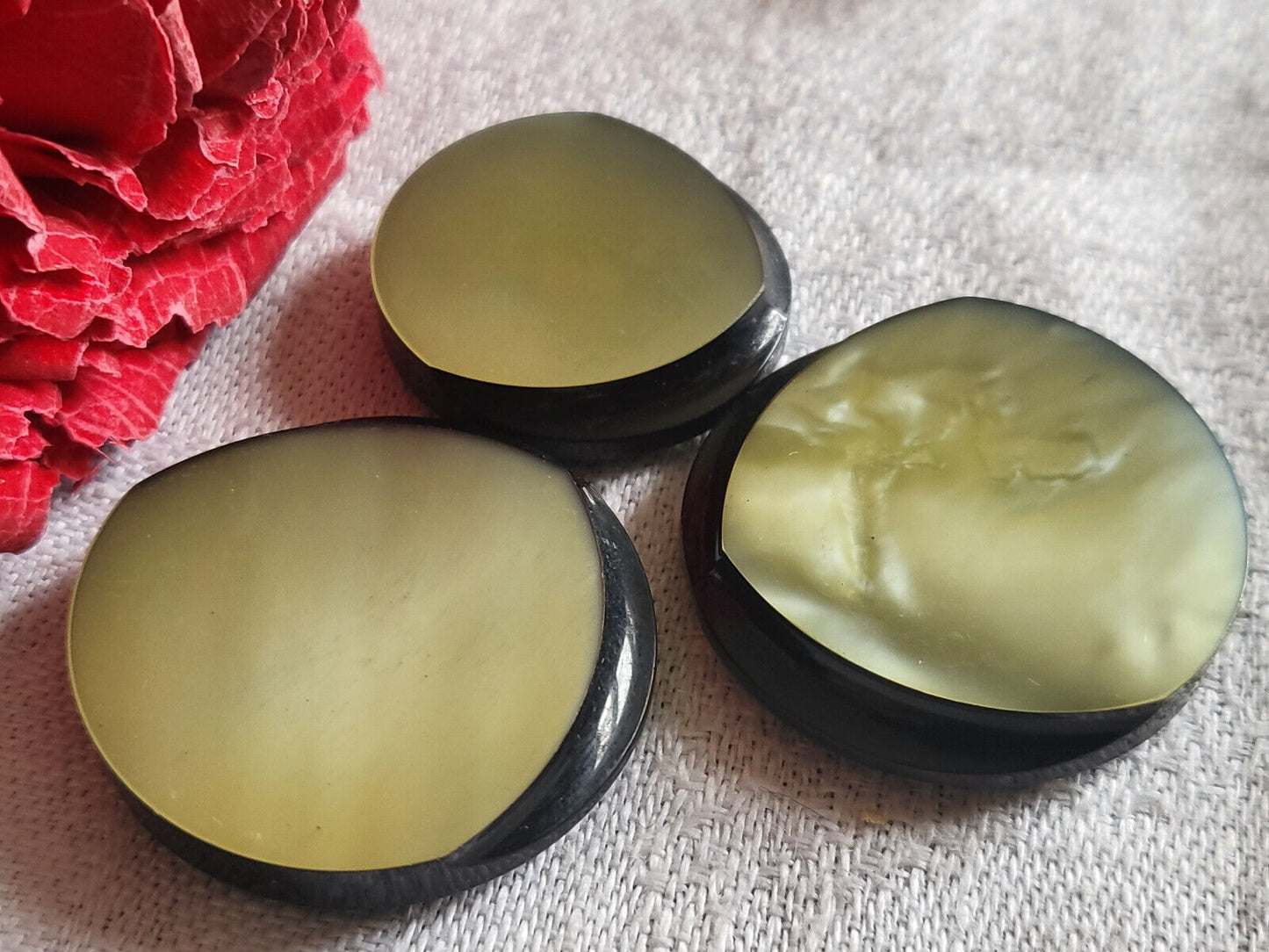 Trio boutons vintage pourtour noir travaillé panaché 2,2 et 2,7 cm ref 2798