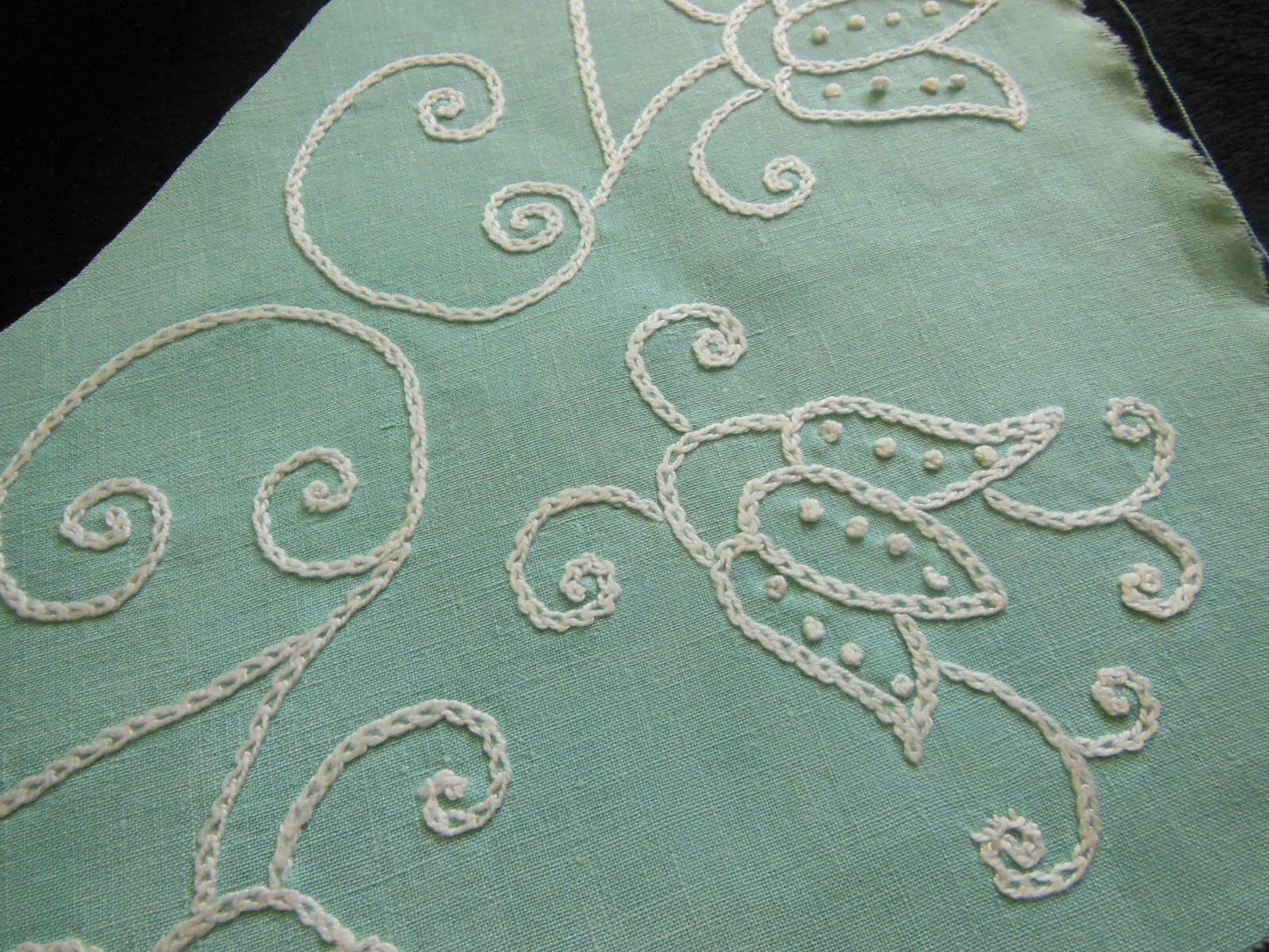 Longue broderie boucle ancienne main vintage fond vert incrustation B7-2