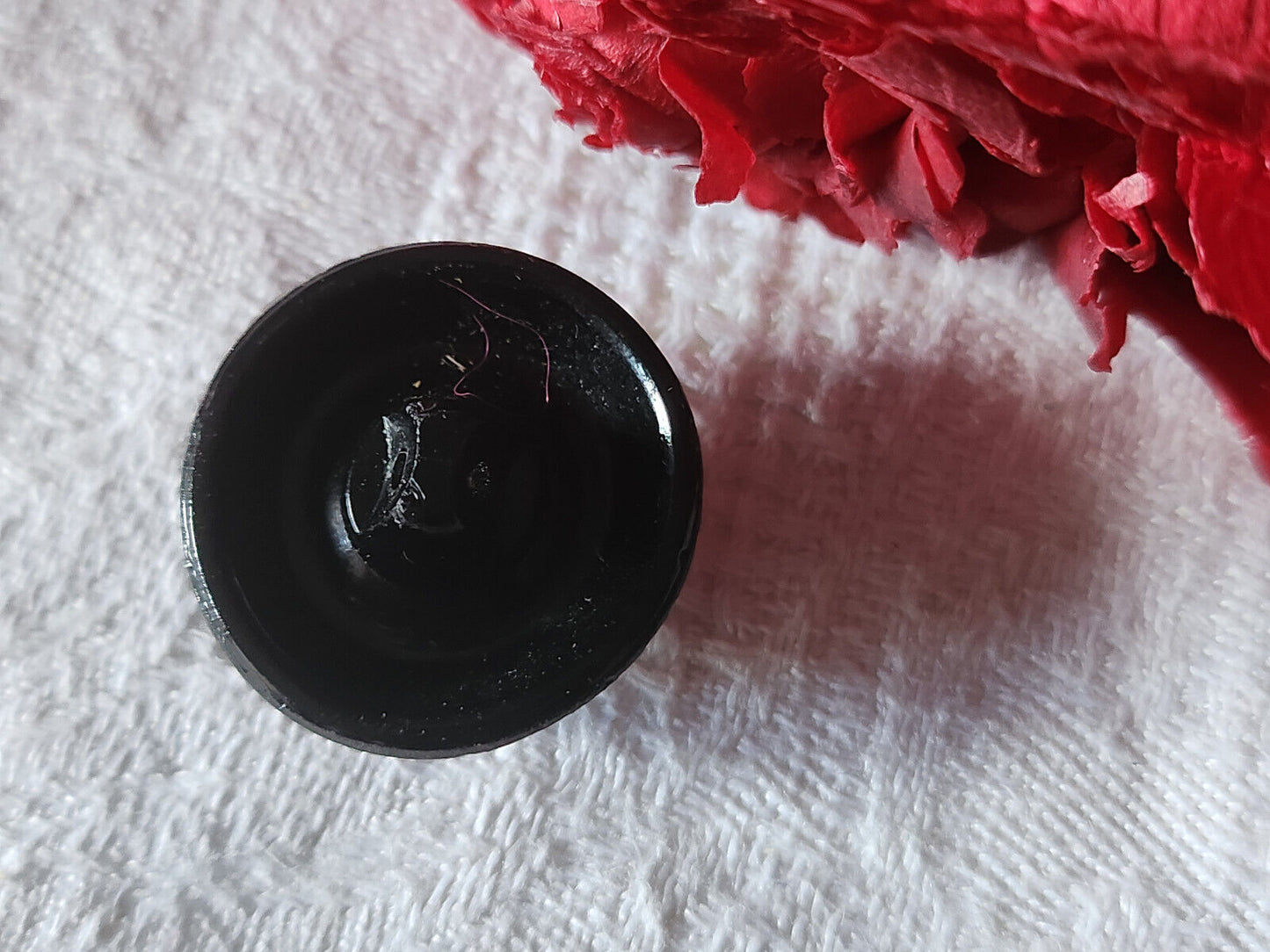 Bouton ancien en verre noir fort relief à pied 2,3 cm G7J