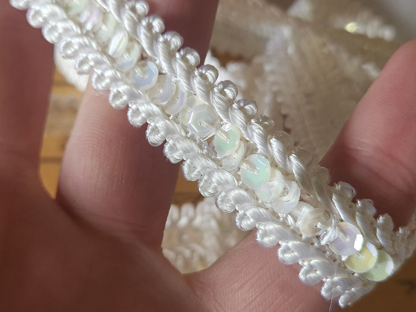 Galon vintage blanc satiné rehaussé de sequin 2 mètres sur 1,6 cm A2