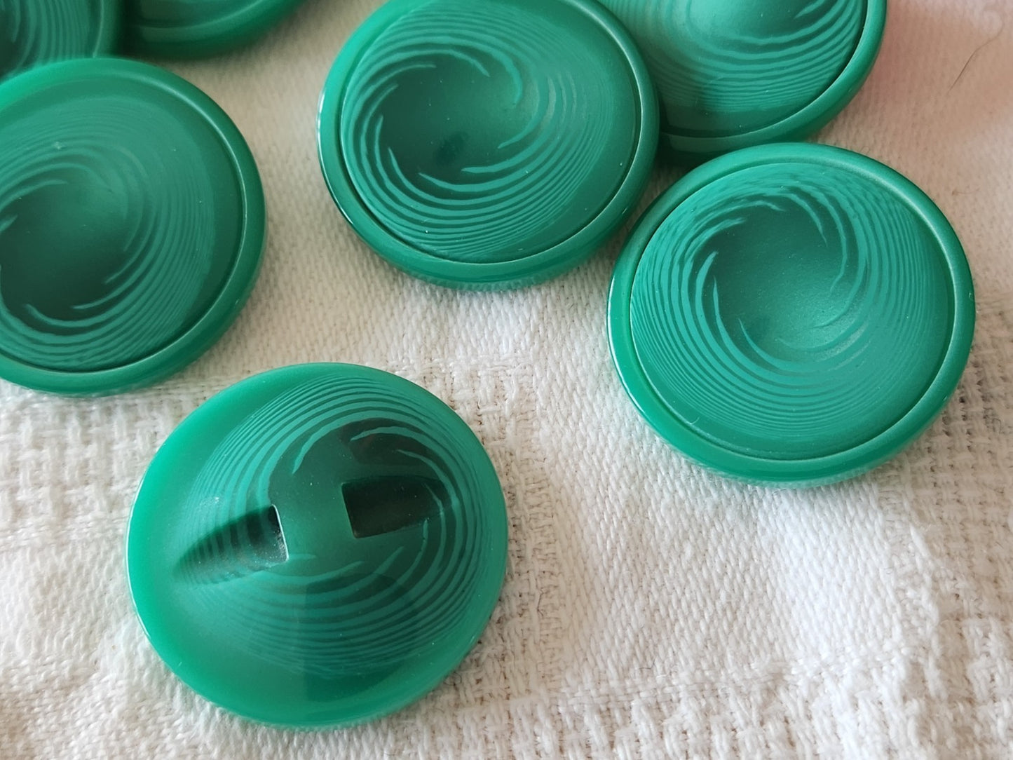 Lot 8 gros boutons vintage camaieu vert pied 2,6 cm ref 5981