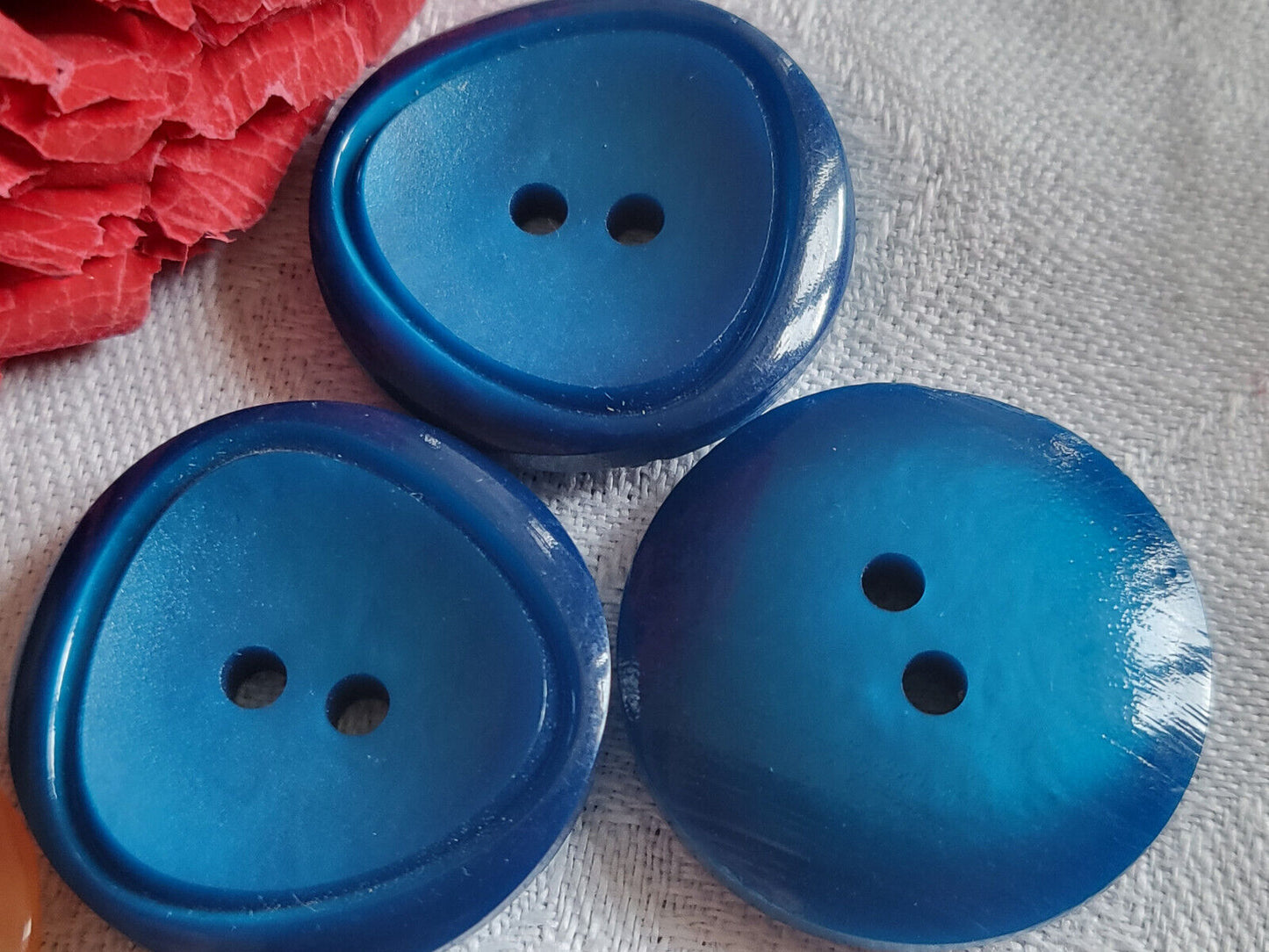 Trio gros boutons vintage bleu travaillé 2 trous 2,7 cm ref 2717