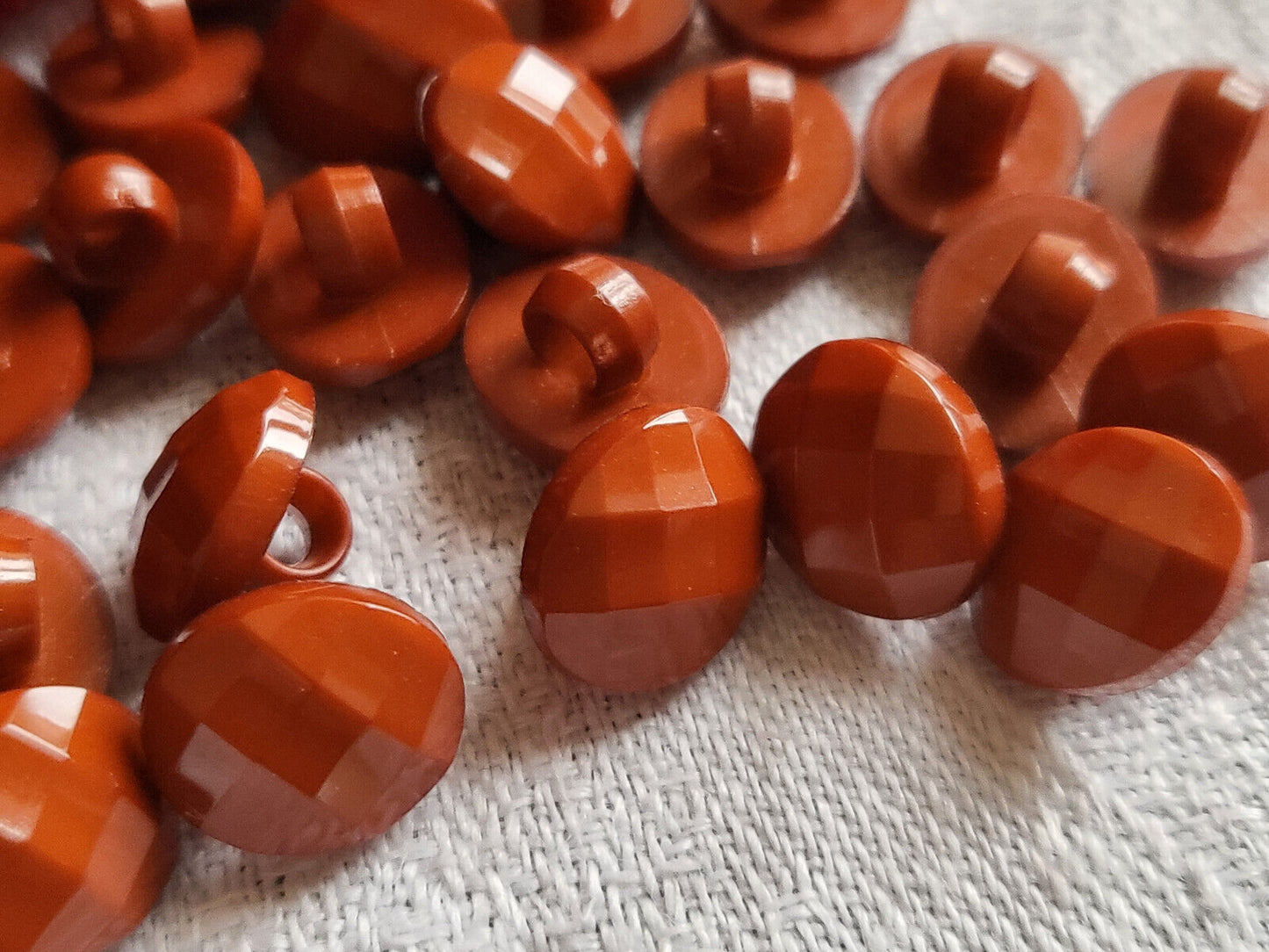 Lot 28 boutons année 80/90 marron facette pied 0,8 sur 1 cm ref 1979