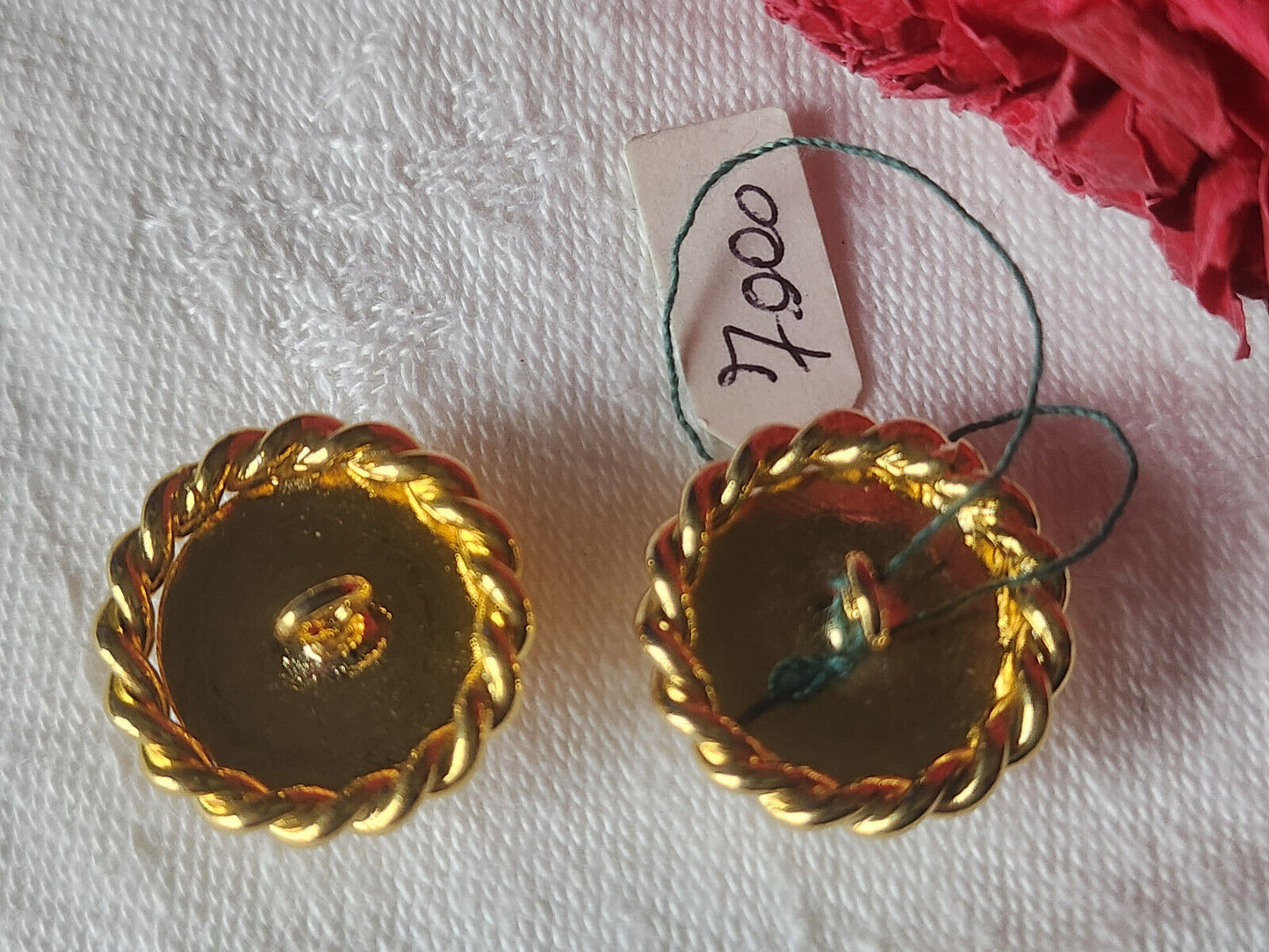 Duo jolis boutons vintage en métal doré coeur noir 2 cm D10K