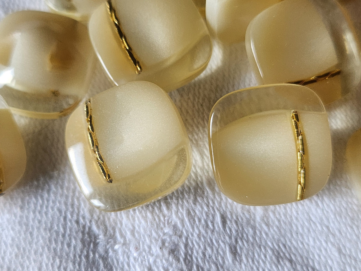 Lot 6 élégants boutons vintage inclusion beige doré pied 1,5 cm ref 2222