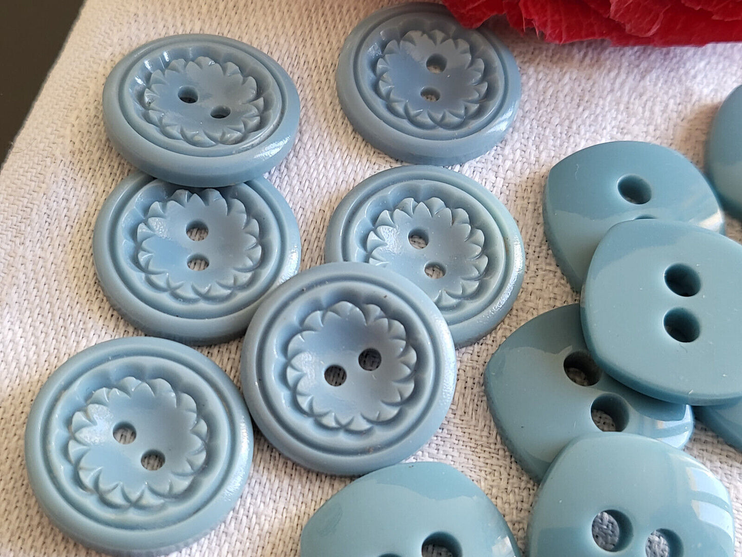 Lot 18 boutons vintage bleu trois séries diamètre 1,7/1,8 cm ref 3241