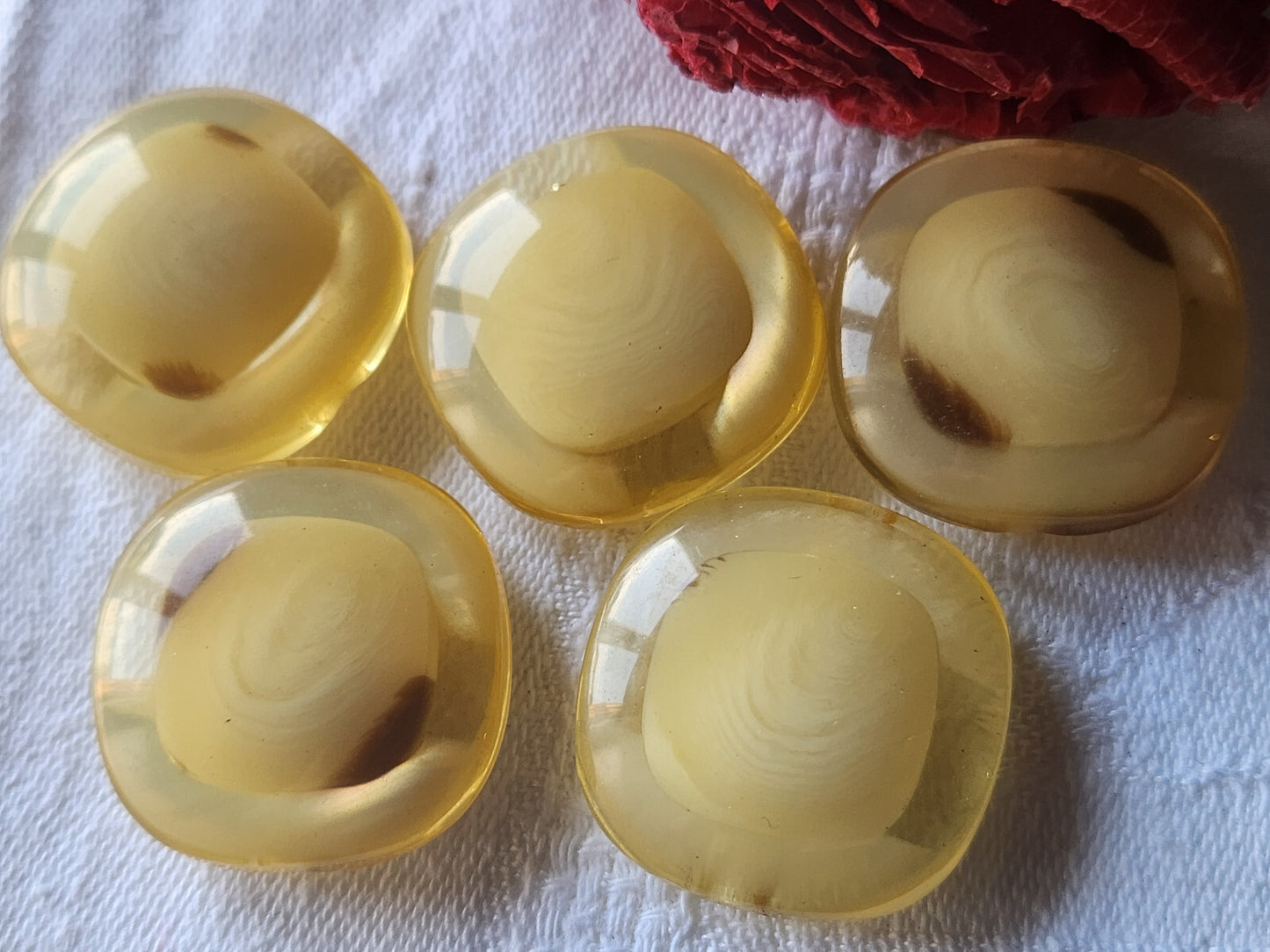 Lot 5 gros boutons vintage beige à pied bord nacré 2,7 cm ref 3458