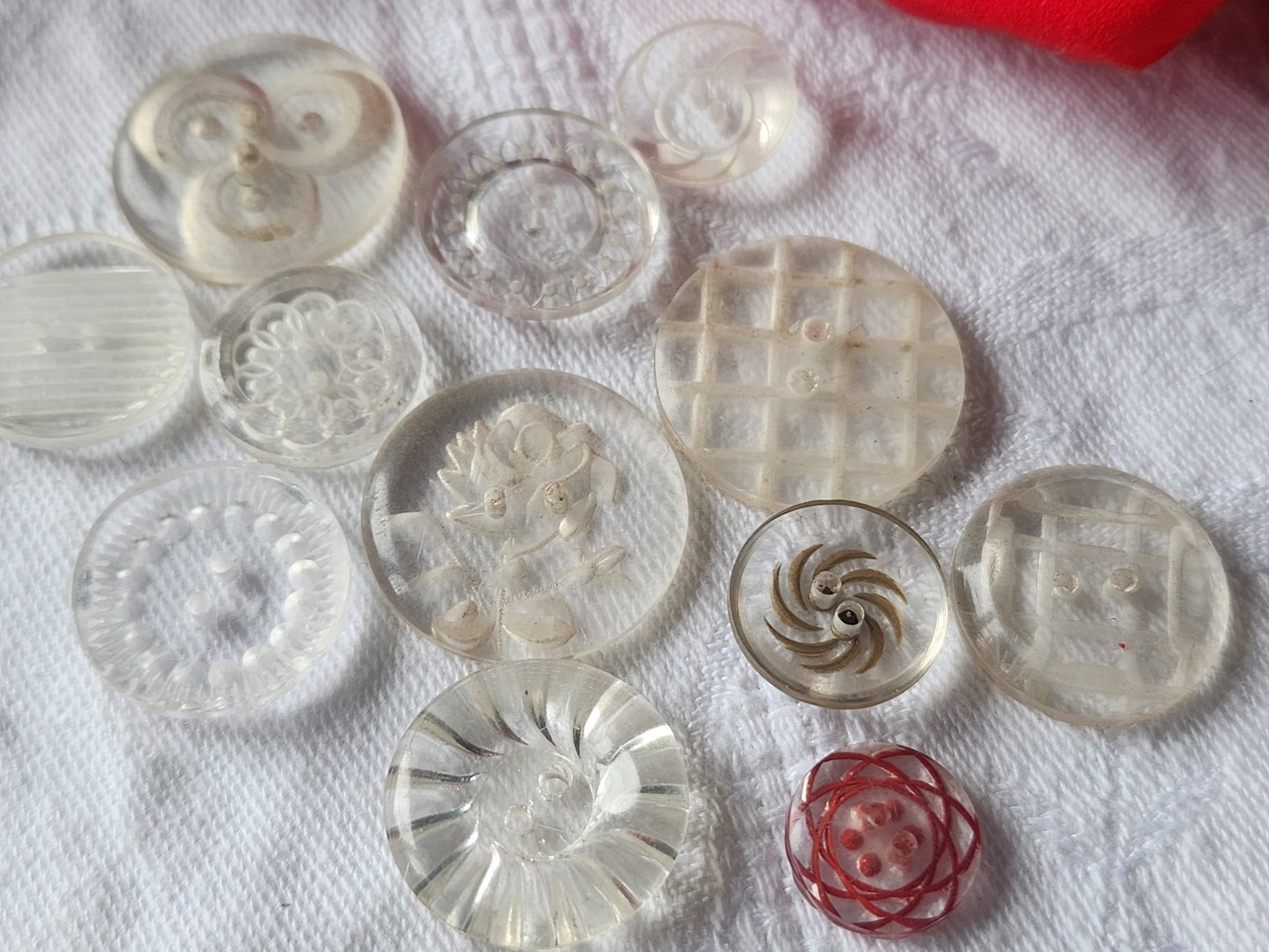 Lot 12 boutons anciens lucite ciselé collection 1,4 cm à 2,2 cm ref 3062