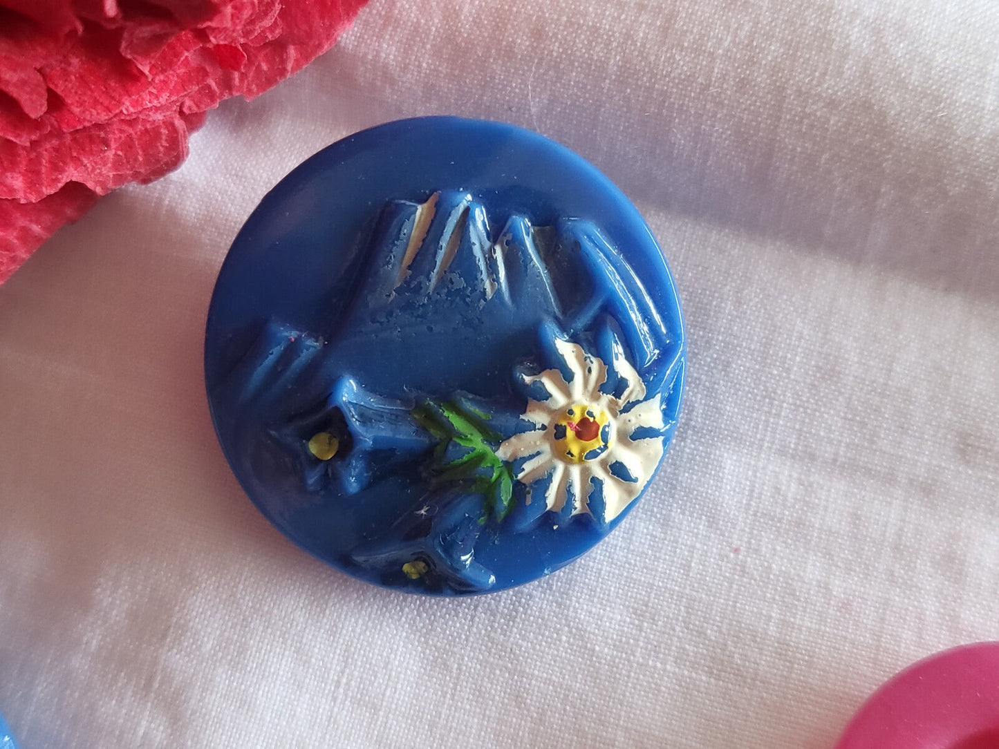 Bouton ancien en verre bleu peint montagne fleur edelweiss 2,3 cm D5S