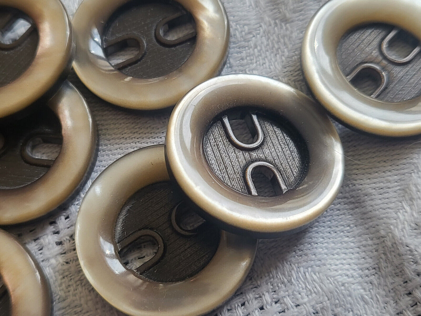 Lot 10 boutons vintage marron nacré travaillé trous 2,2 cm ref 2131